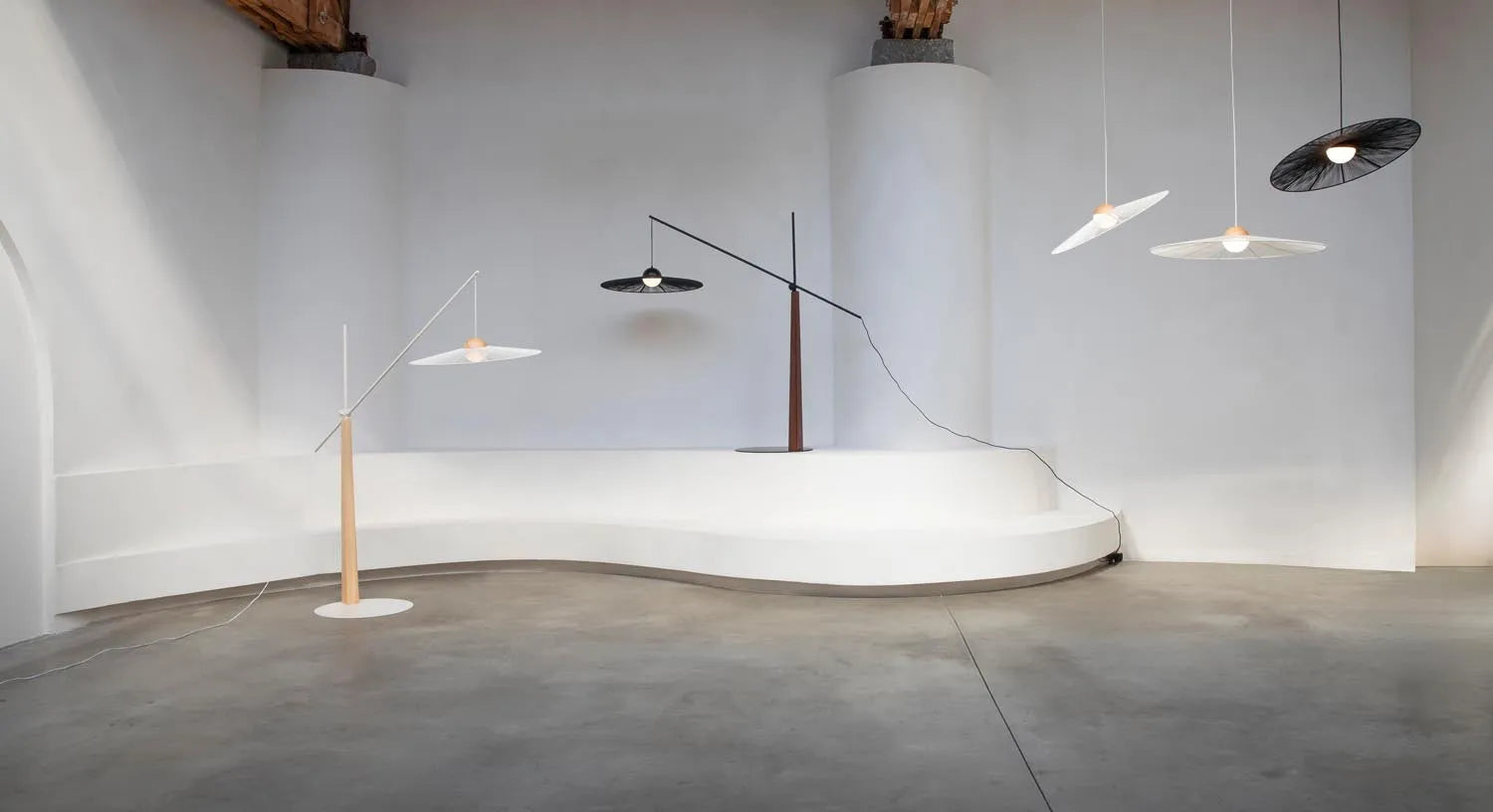 Die Stehlampe Belle von Zuiver vereint zeitlose Eleganz mit moderner Funktionalität und verleiht jedem Raum eine stilvolle Note.