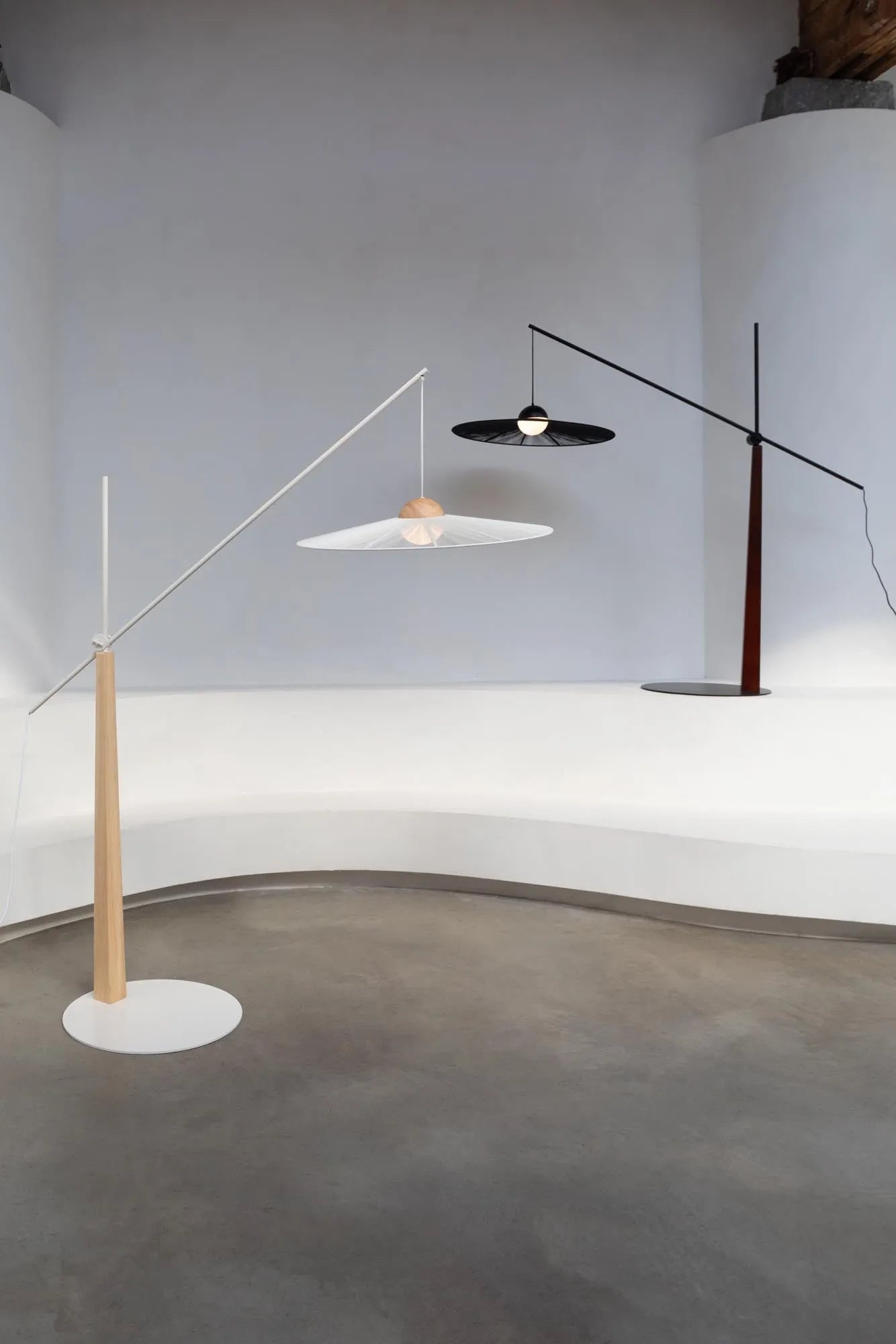 Die Stehlampe Belle von Zuiver vereint zeitlose Eleganz mit moderner Funktionalität und verleiht jedem Raum eine stilvolle Note.