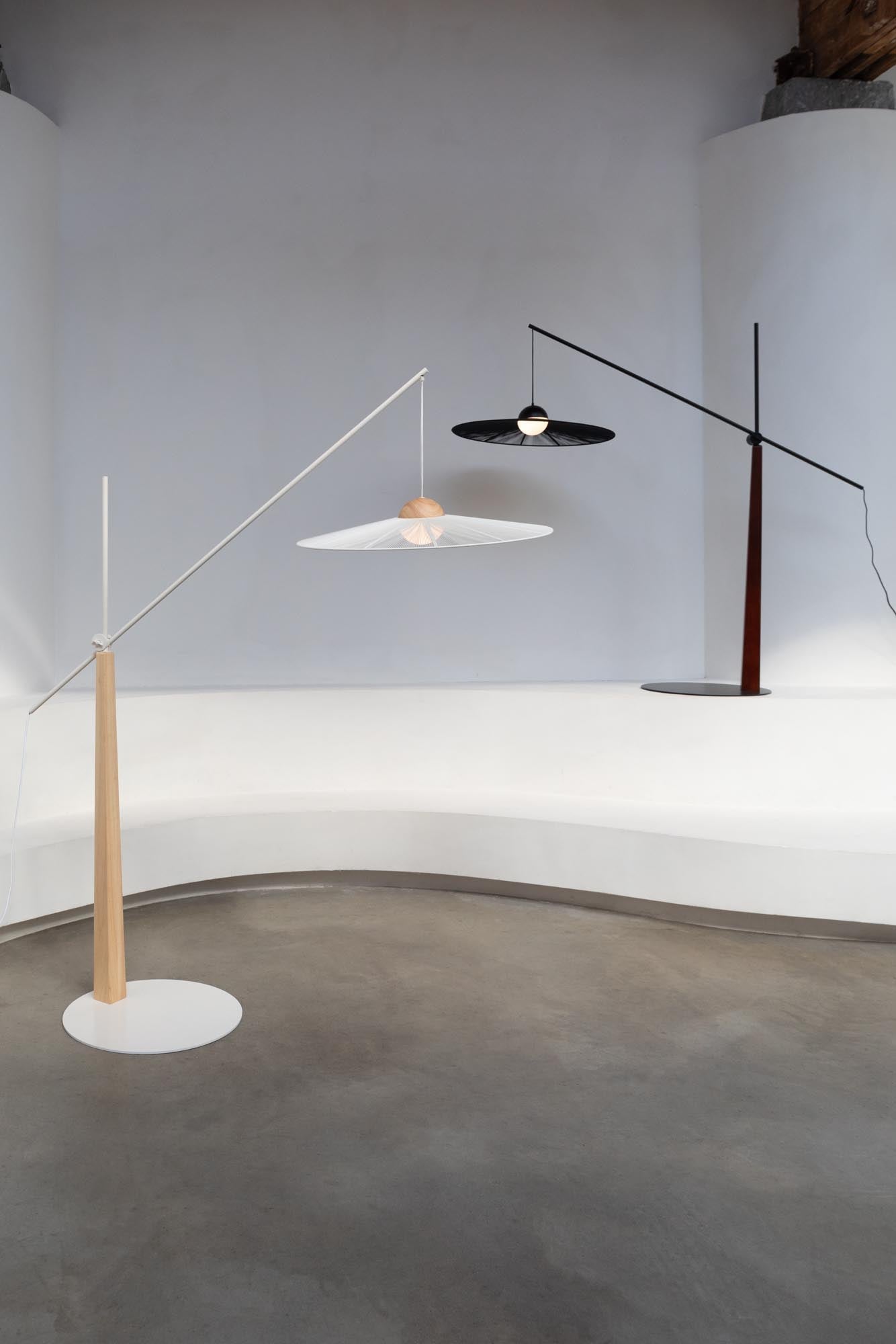 Die Stehlampe Belle von Zuiver besticht durch ihr modernes Design und ist ideal für elegante, zeitgemäße Wohnräume.