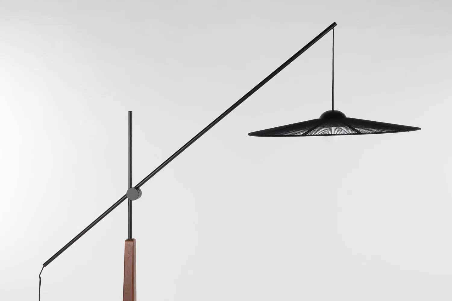 Die Stehlampe Belle von Zuiver vereint zeitlose Eleganz mit moderner Funktionalität und verleiht jedem Raum eine stilvolle Note.