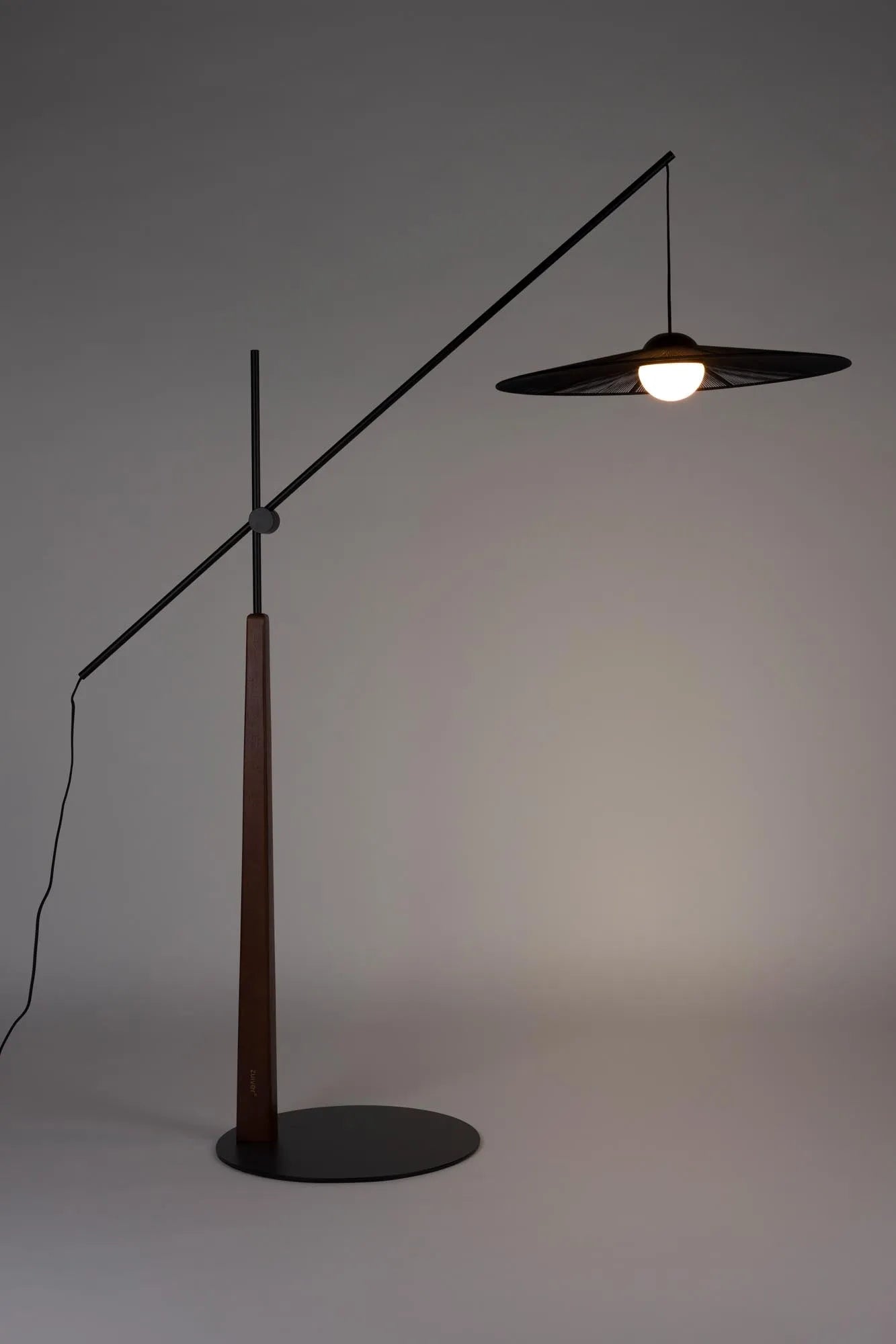 Die Stehlampe Belle von Zuiver vereint zeitlose Eleganz mit moderner Funktionalität und verleiht jedem Raum eine stilvolle Note.