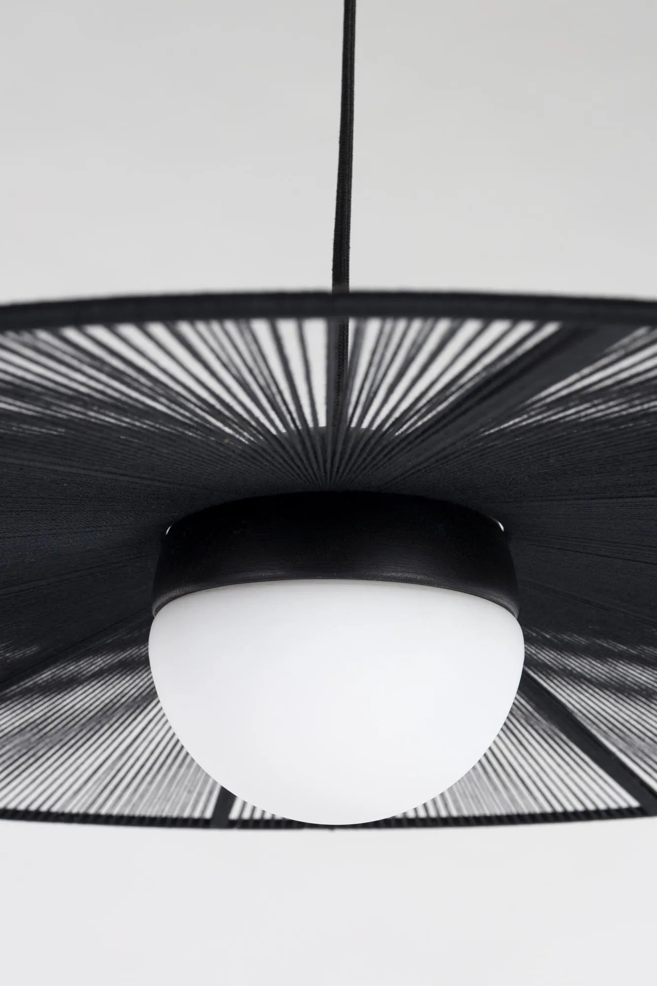 Die Stehlampe Belle von Zuiver vereint zeitlose Eleganz mit moderner Funktionalität und verleiht jedem Raum eine stilvolle Note.