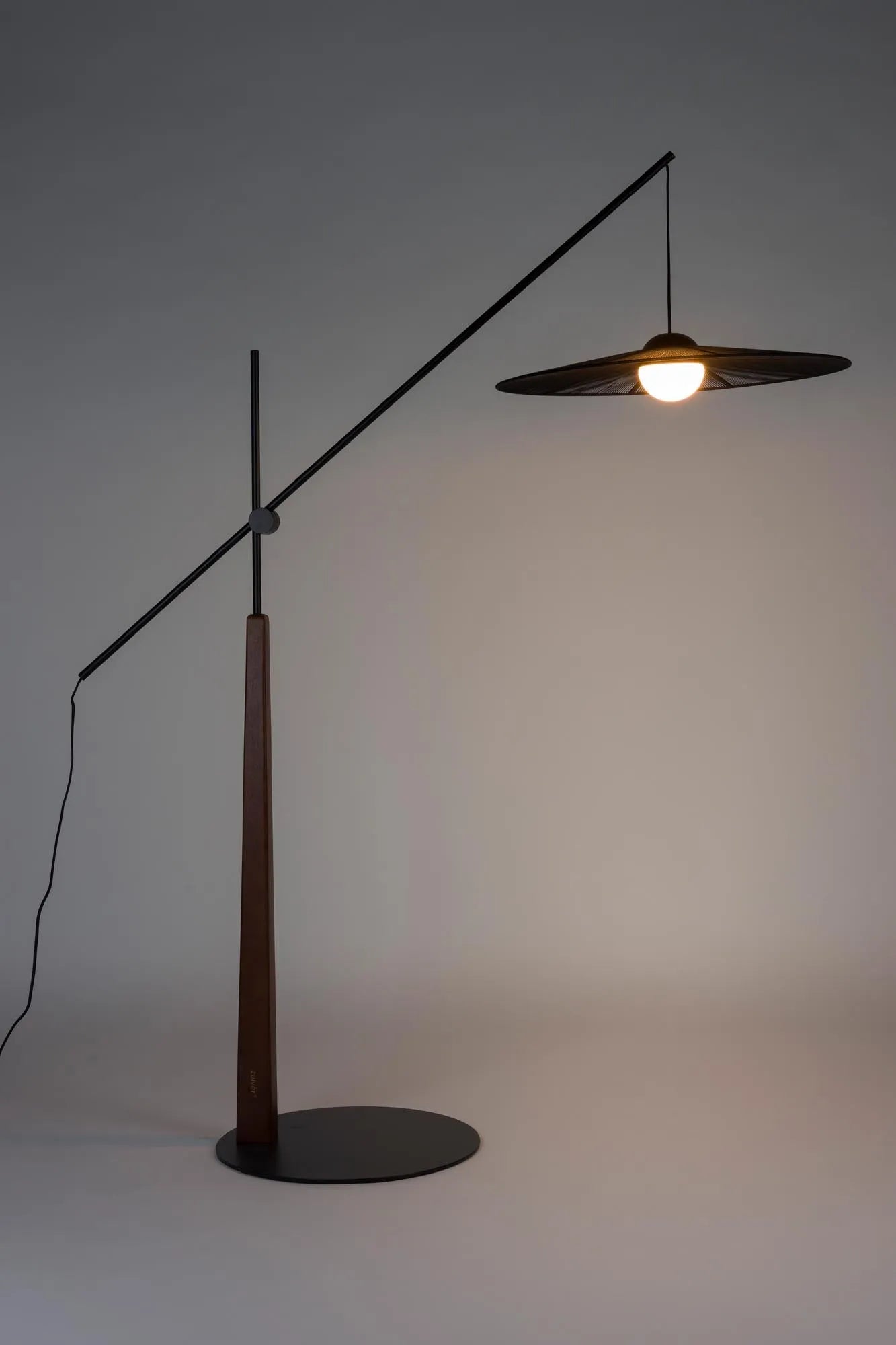 Die Stehlampe Belle von Zuiver vereint zeitlose Eleganz mit moderner Funktionalität und verleiht jedem Raum eine stilvolle Note.