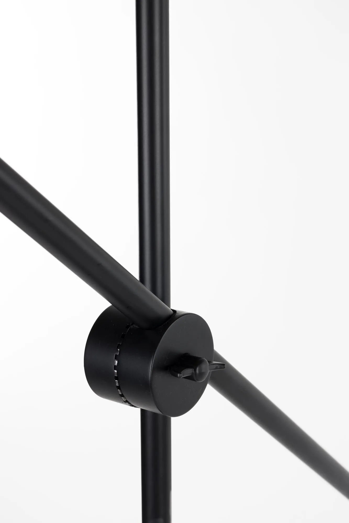 Die Stehlampe Belle von Zuiver vereint zeitlose Eleganz mit moderner Funktionalität und verleiht jedem Raum eine stilvolle Note.
