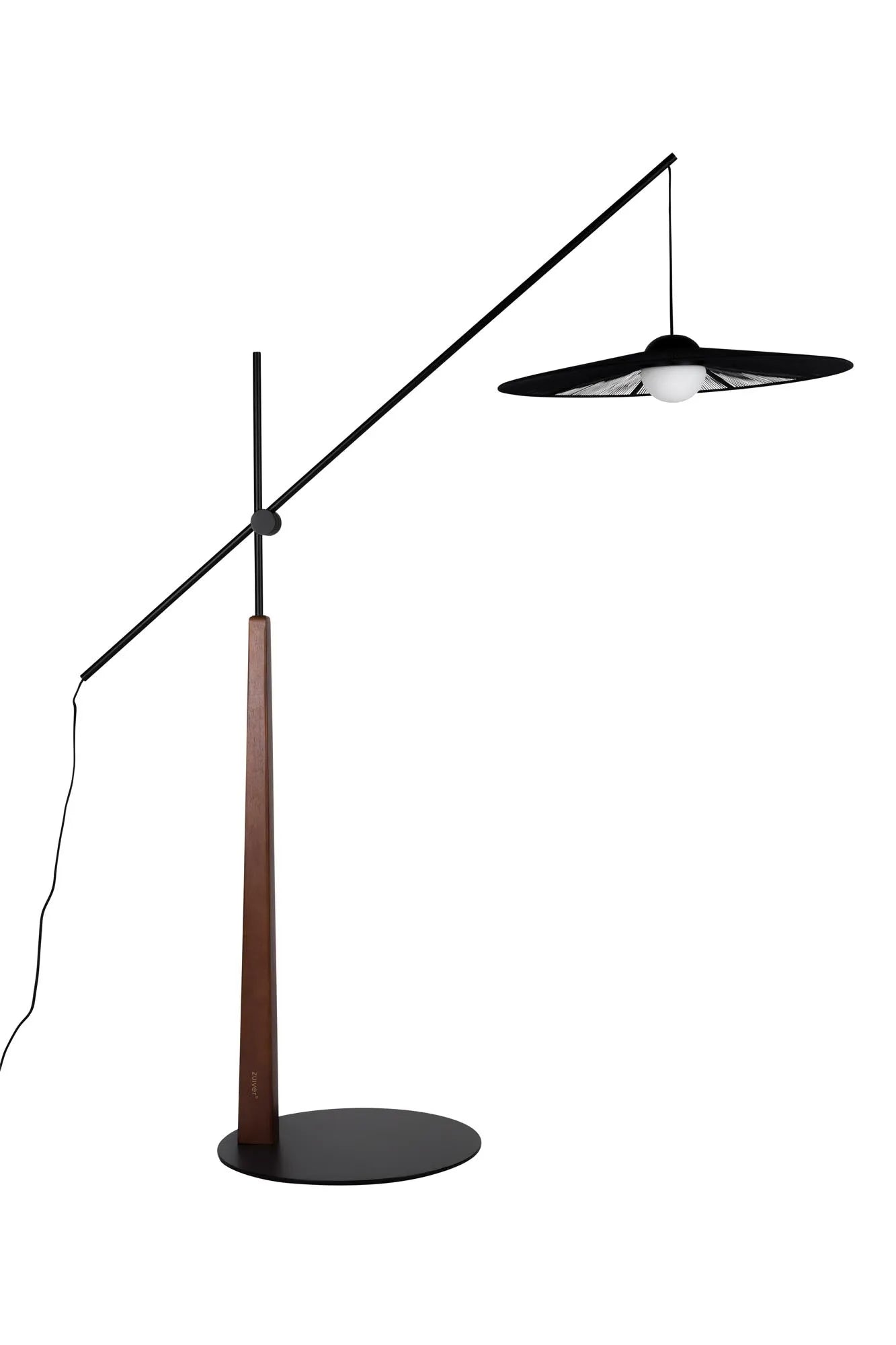 Die Stehlampe Belle von Zuiver vereint zeitlose Eleganz mit moderner Funktionalität und verleiht jedem Raum eine stilvolle Note.