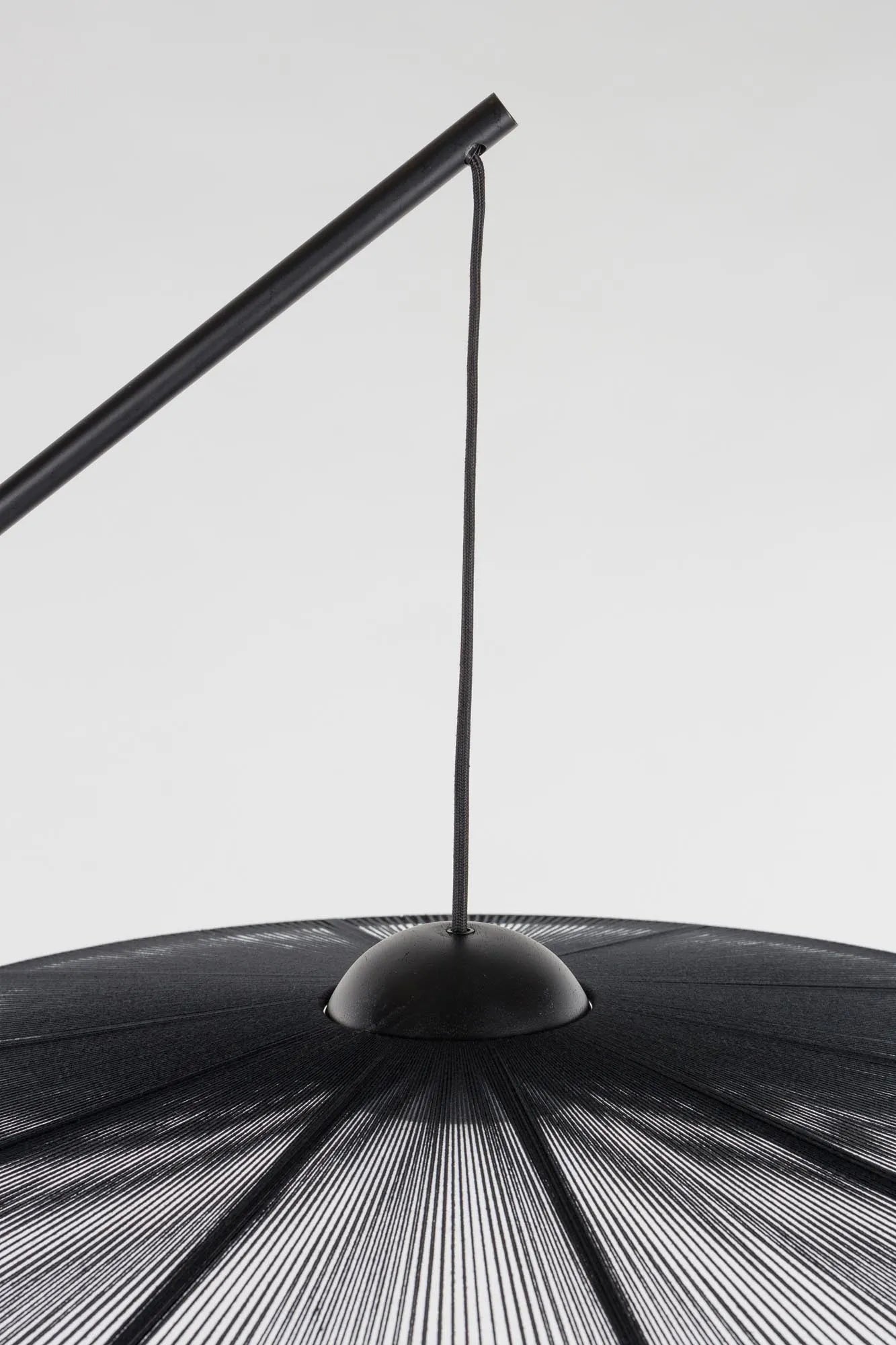 Die Stehlampe Belle von Zuiver vereint zeitlose Eleganz mit moderner Funktionalität und verleiht jedem Raum eine stilvolle Note.