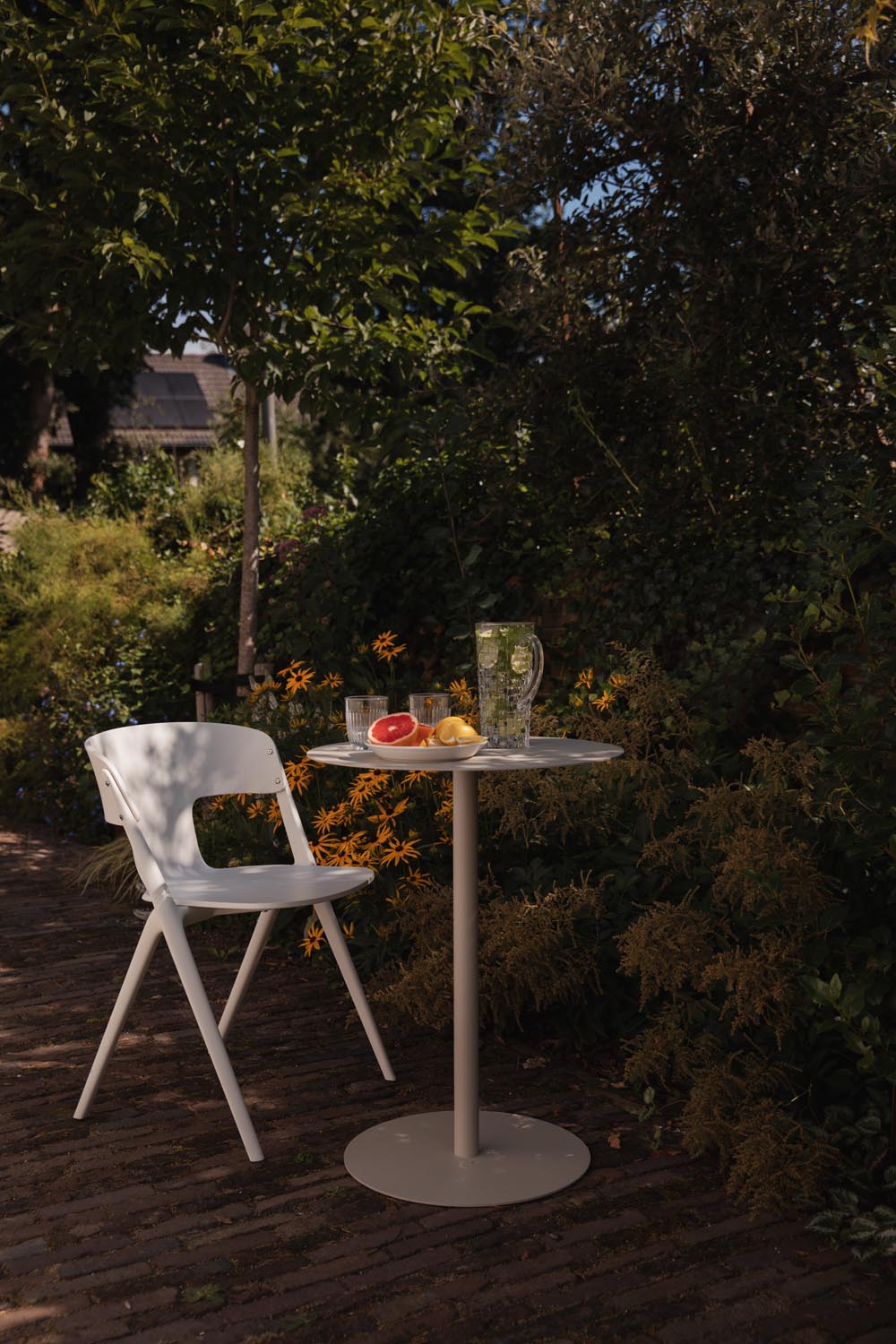 Der Horizon Gartenstuhl von Zuiver: Leicht, stapelbar und wetterfest. Ideal für jeden Außenbereich, in verschiedenen Farben erhältlich.