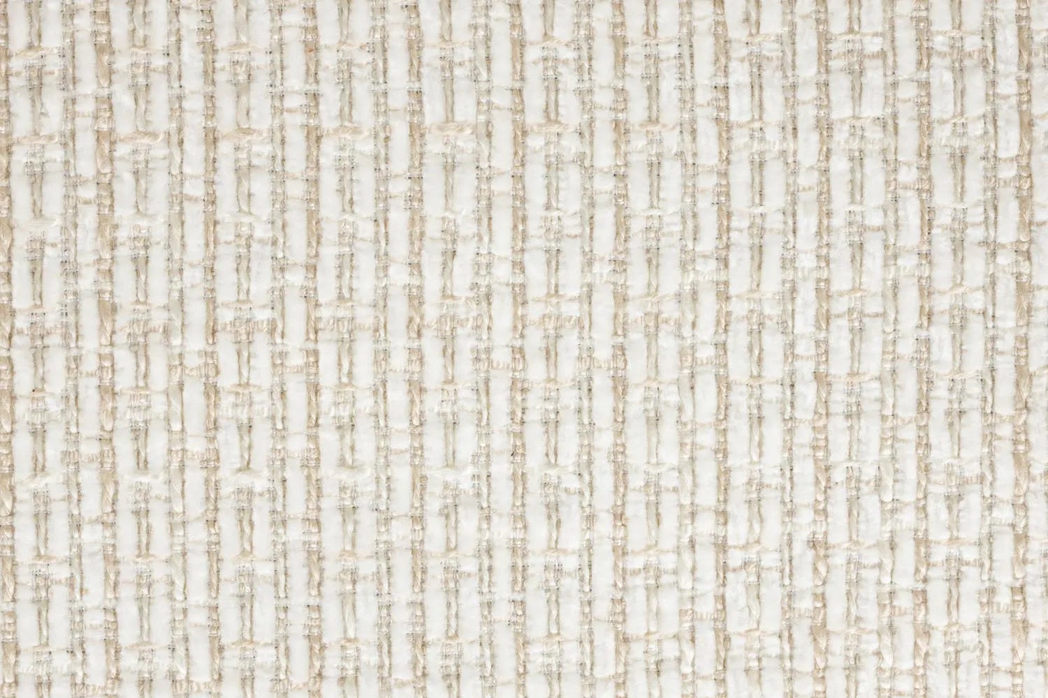 Eleganter Esszimmerstuhl mit Walnuss-Finish, weichem Stoffbezug und einzigartiger Rückenlehne für stilvollen Komfort.