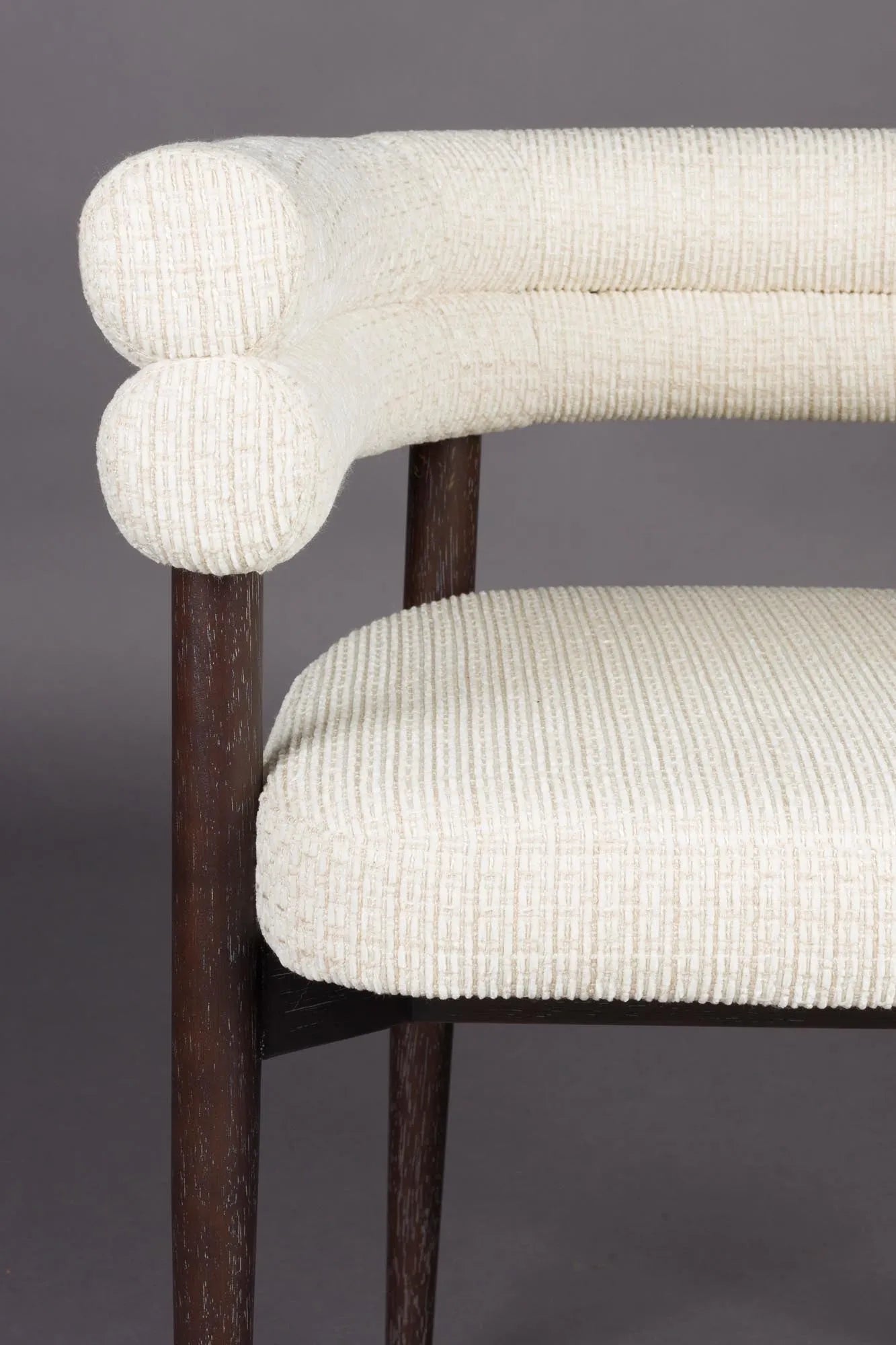 Eleganter Esszimmerstuhl mit Walnuss-Finish, weichem Stoffbezug und einzigartiger Rückenlehne für stilvollen Komfort.