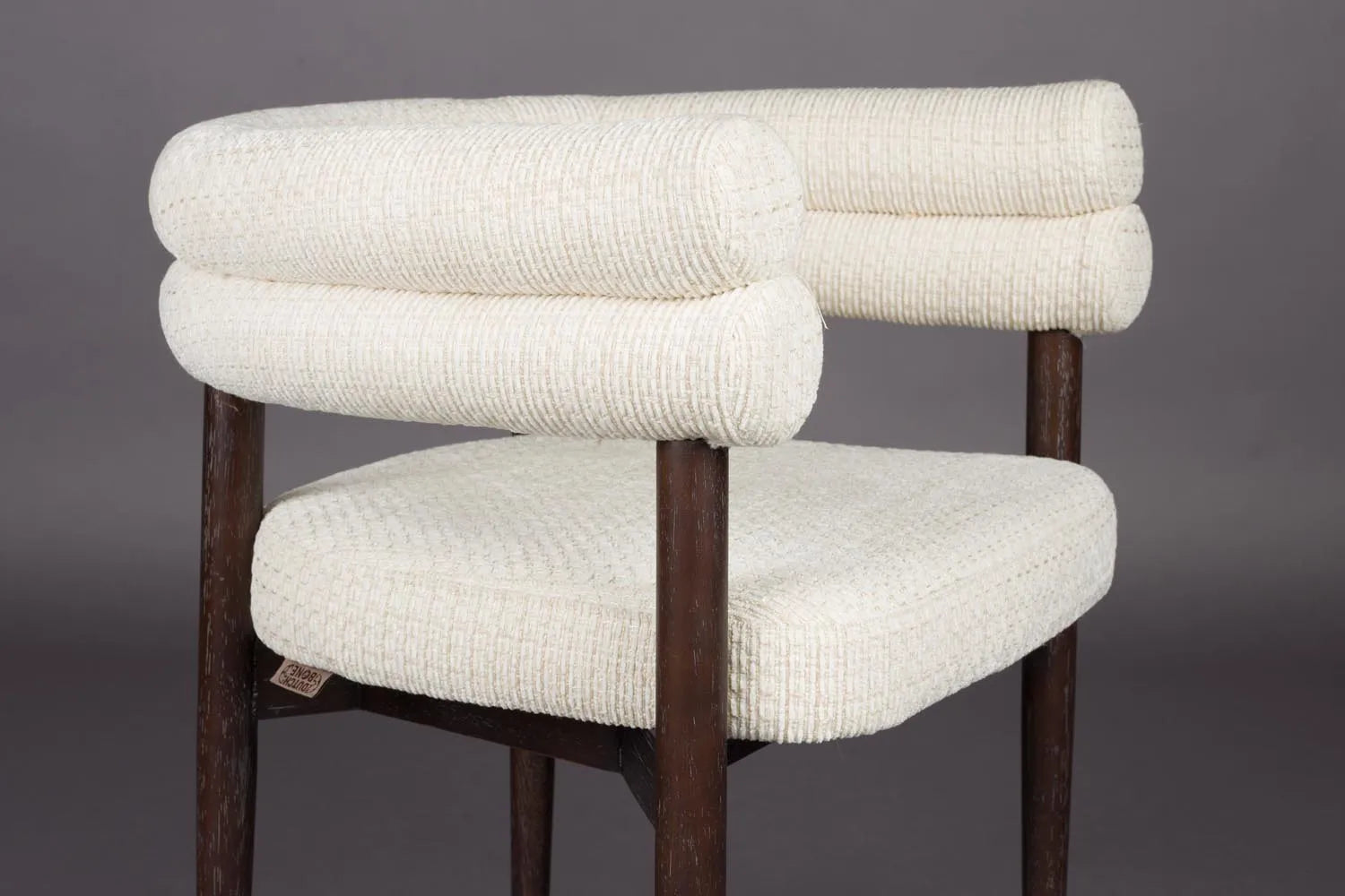 Eleganter Esszimmerstuhl mit Walnuss-Finish, weichem Stoffbezug und einzigartiger Rückenlehne für stilvollen Komfort.