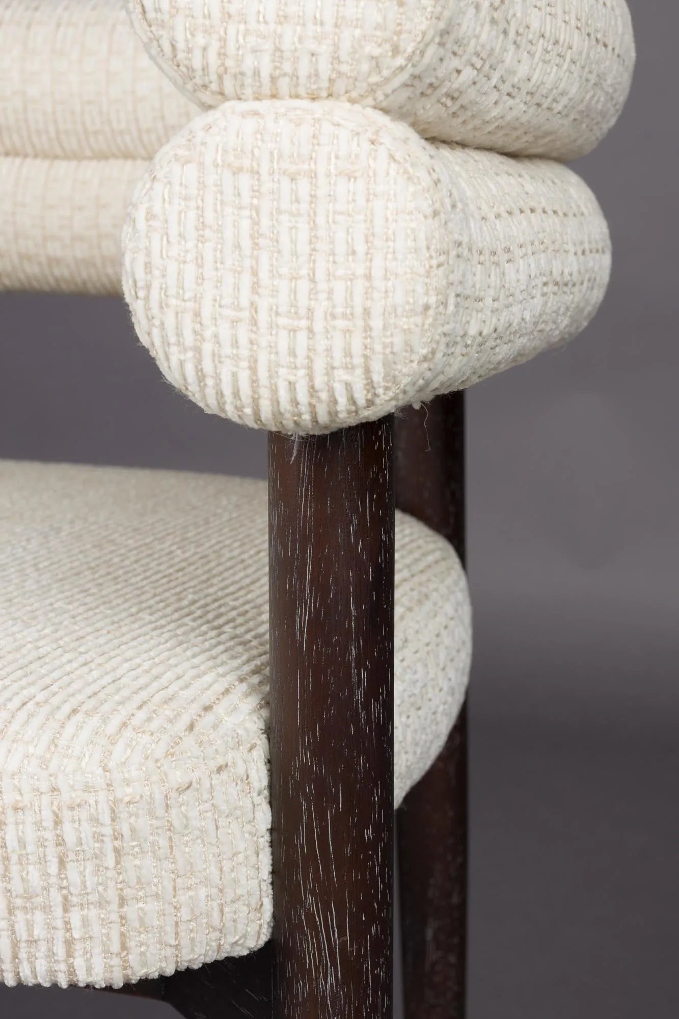 Eleganter Esszimmerstuhl mit Walnuss-Finish, weichem Stoffbezug und einzigartiger Rückenlehne für stilvollen Komfort.