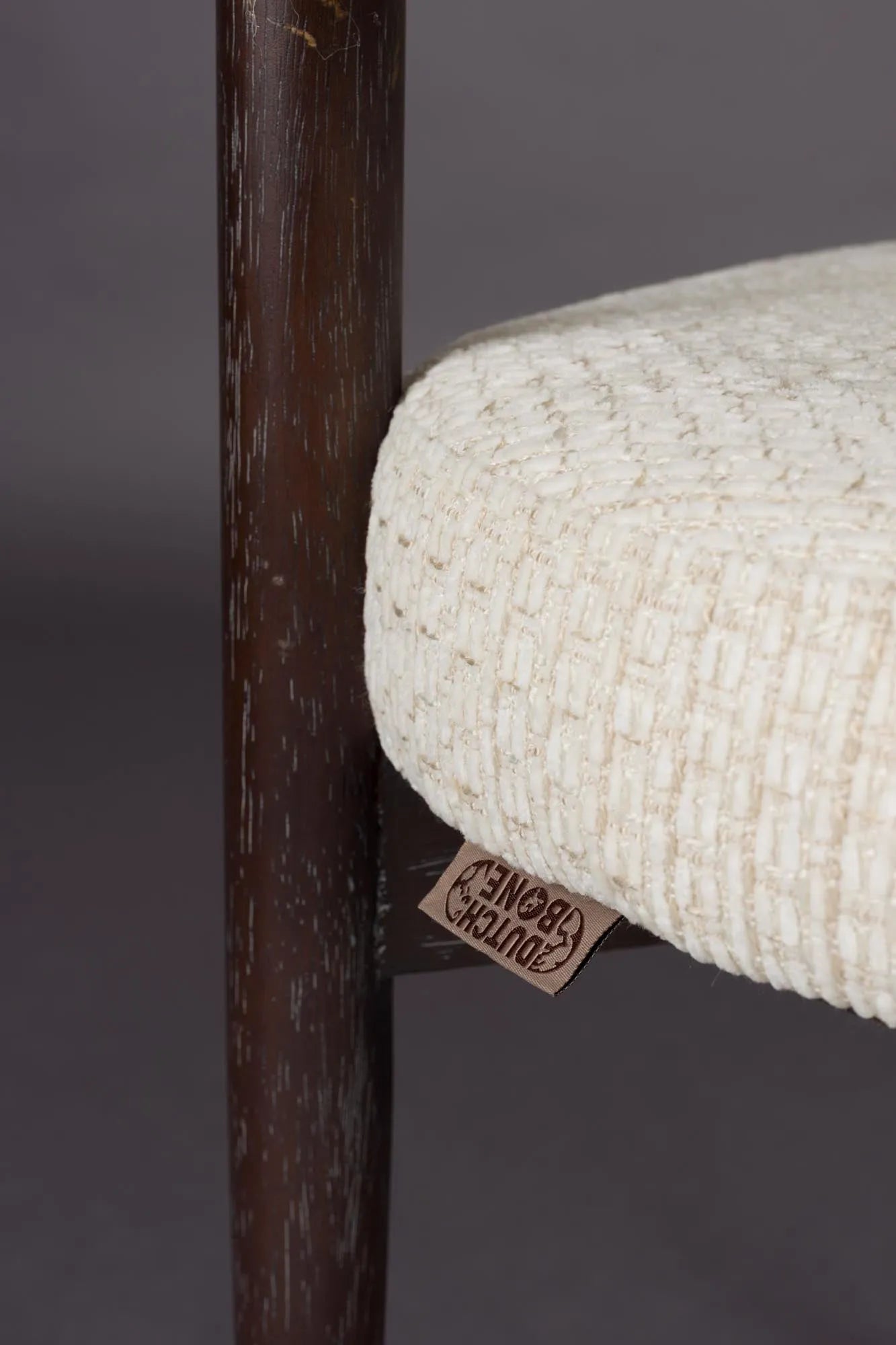 Eleganter Esszimmerstuhl mit Walnuss-Finish, weichem Stoffbezug und einzigartiger Rückenlehne für stilvollen Komfort.