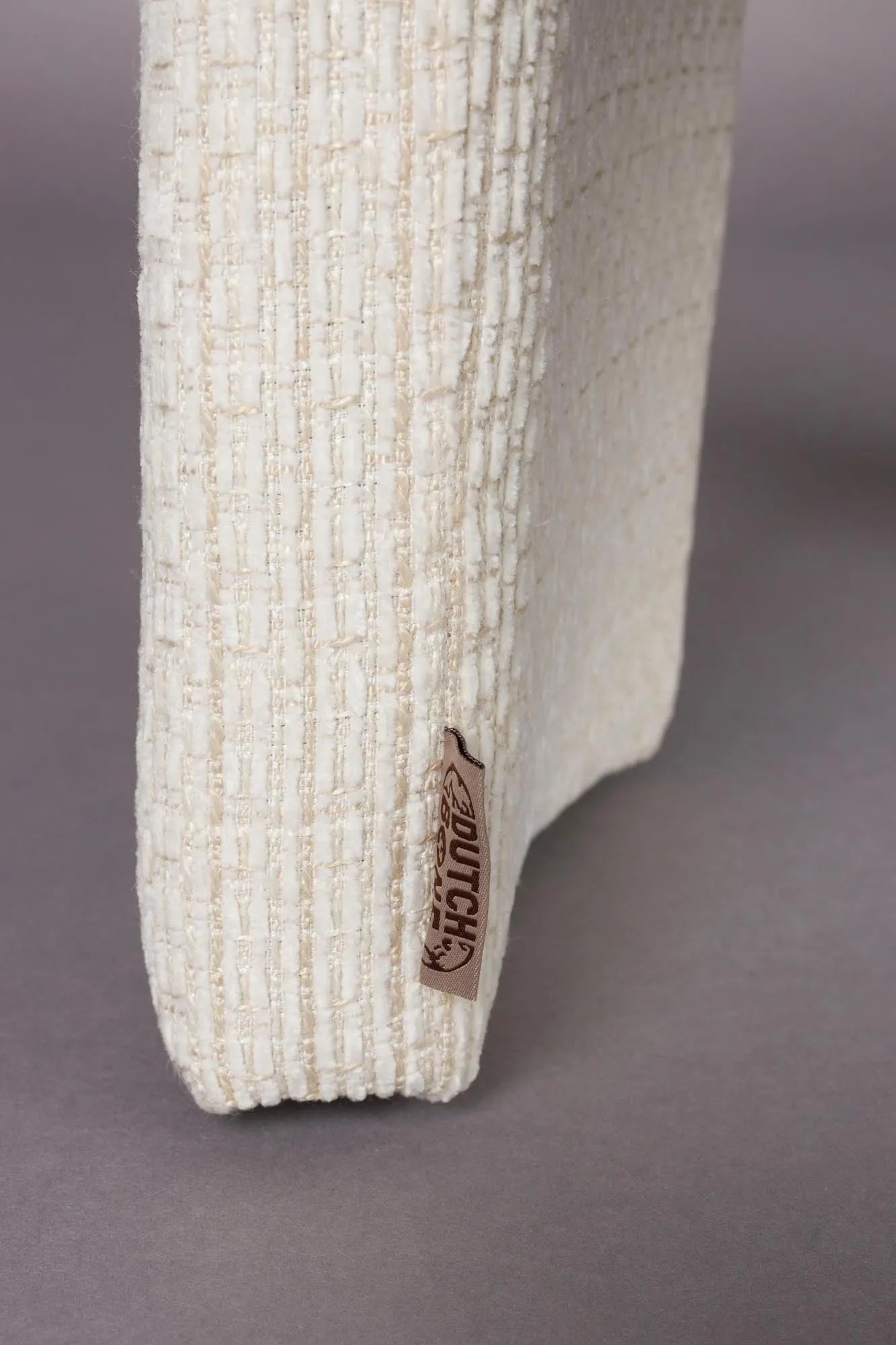 Eleganter Esszimmerstuhl mit gepolstertem Komfort, Vintage-Charme und innovativem dreibeinigem Design.
