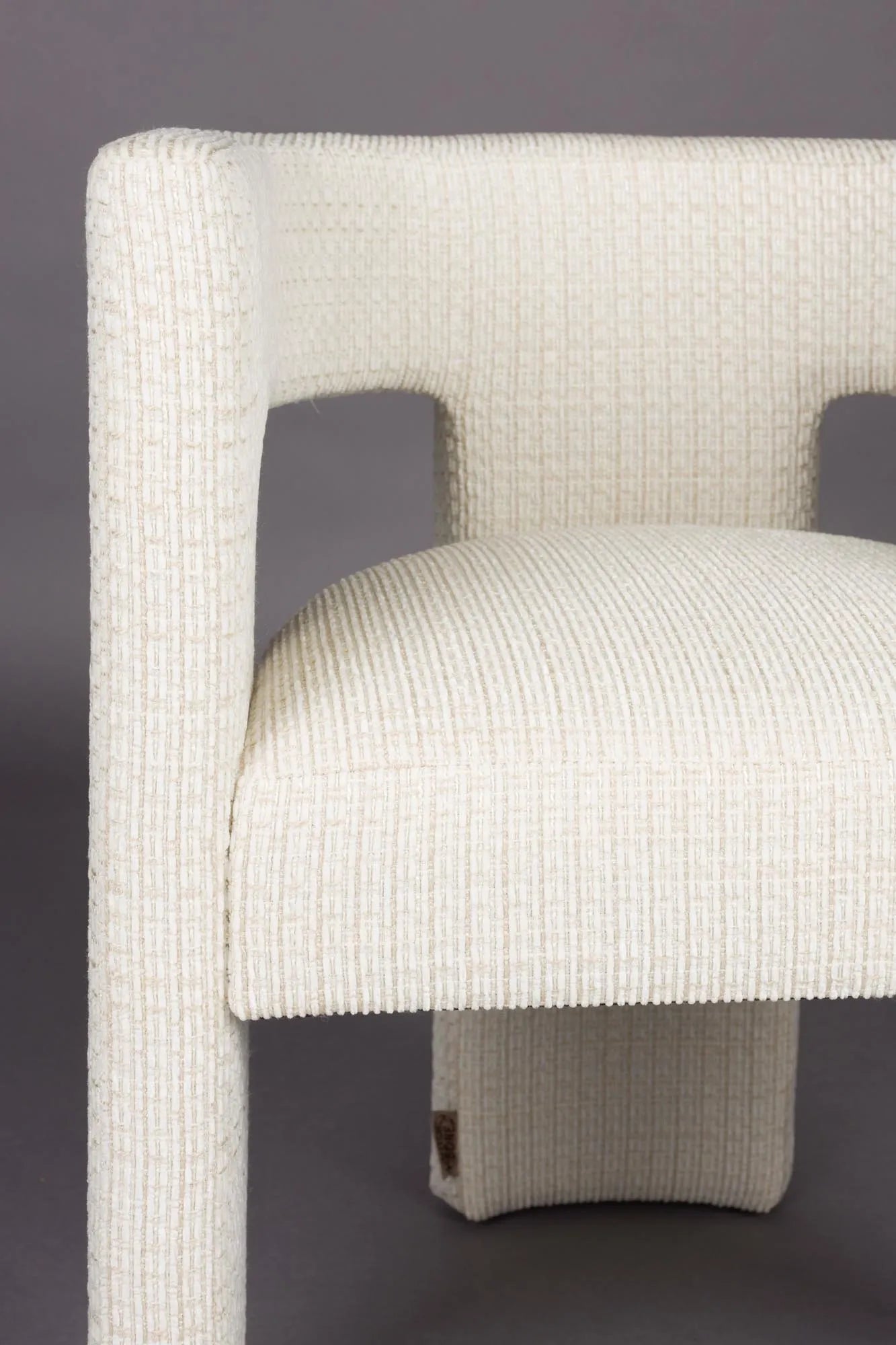 Eleganter Esszimmerstuhl mit gepolstertem Komfort, Vintage-Charme und innovativem dreibeinigem Design.