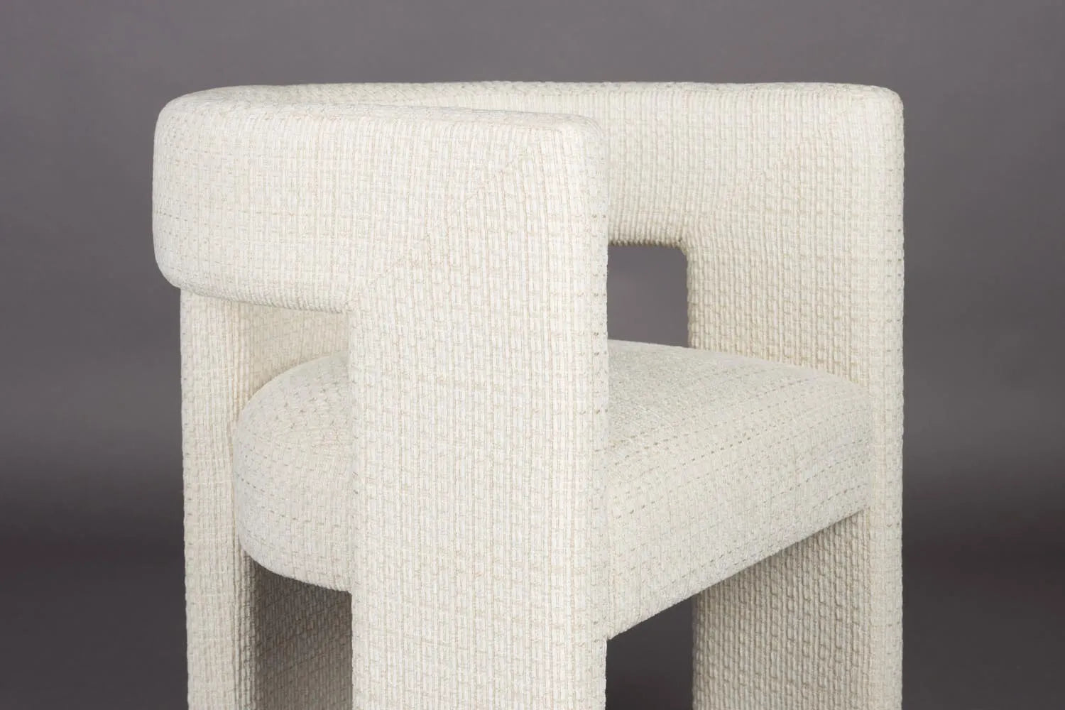 Eleganter Esszimmerstuhl mit gepolstertem Komfort, Vintage-Charme und innovativem dreibeinigem Design.