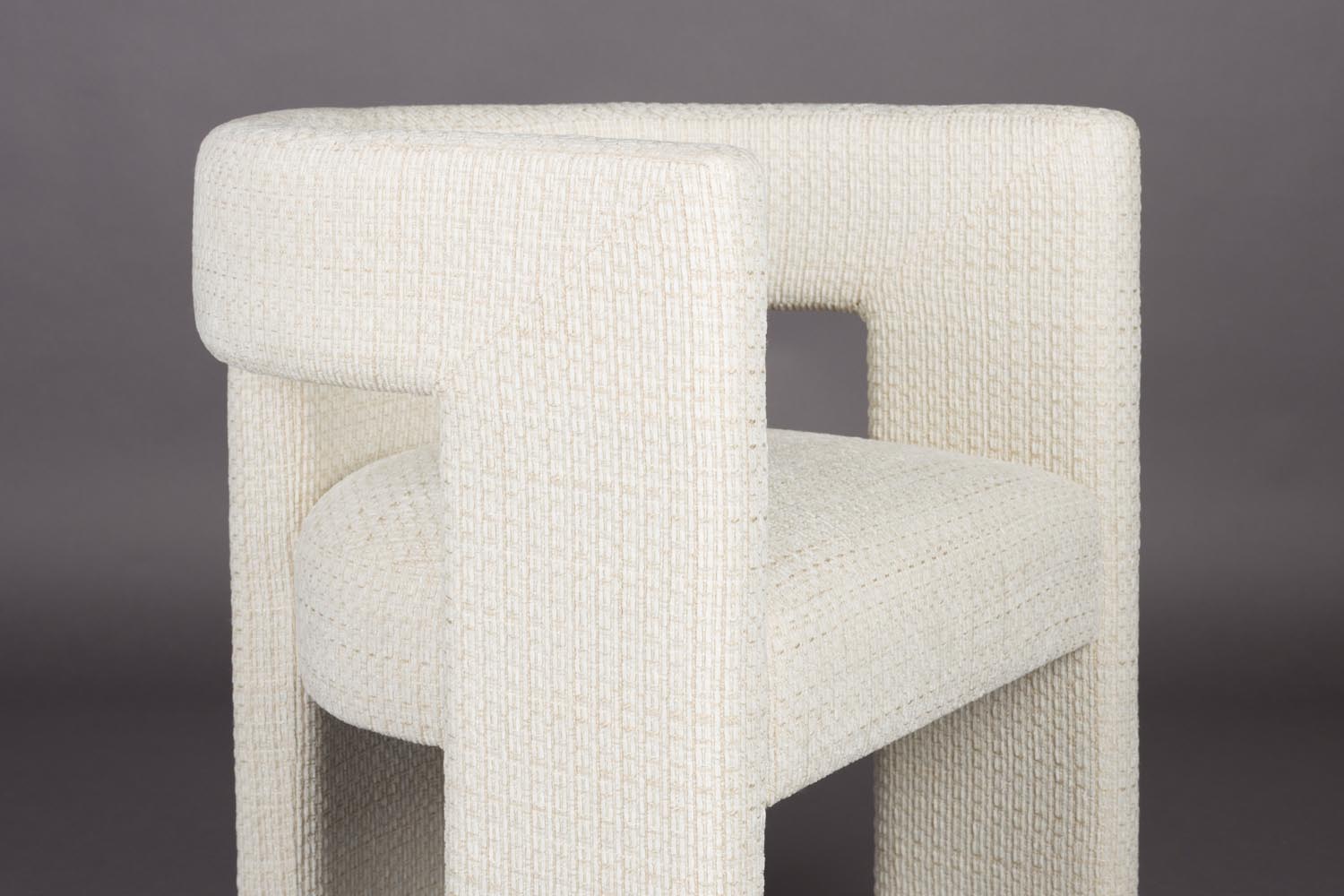 Der Medina Esszimmerstuhl von Dutchbone besticht durch stilvolles Design, bequeme Polsterung und hochwertige Verarbeitung.