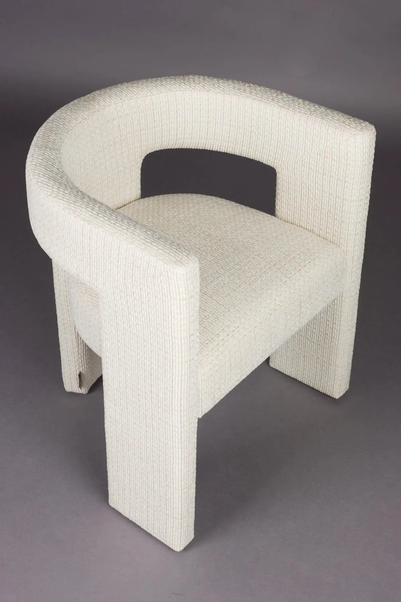 Eleganter Esszimmerstuhl mit gepolstertem Komfort, Vintage-Charme und innovativem dreibeinigem Design.