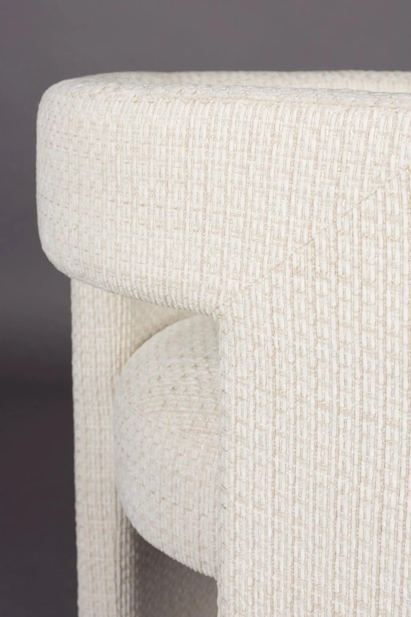 Eleganter Esszimmerstuhl mit gepolstertem Komfort, Vintage-Charme und innovativem dreibeinigem Design.