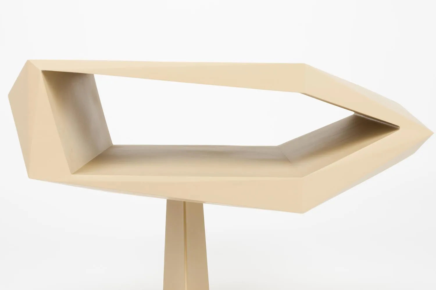 Der Beistelltisch North von Zuiver: Modernes Design trifft auf Funktionalität, inspiriert von Amsterdams Eye Film Museum.