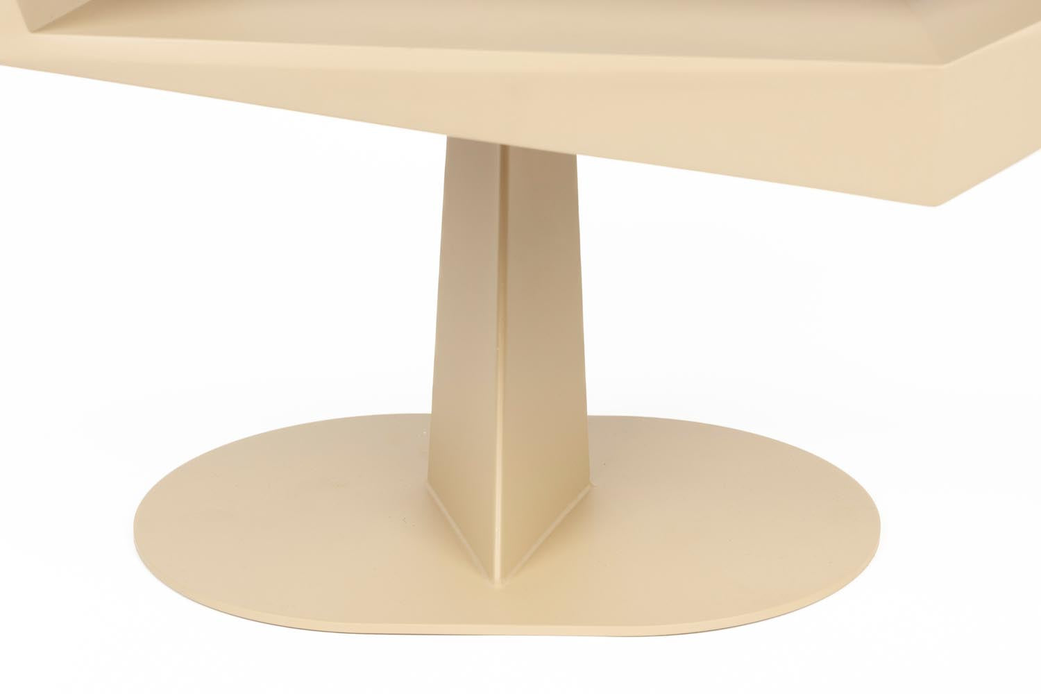 Der Beistelltisch North von Zuiver kombiniert modernes Design mit praktischer Funktionalität und setzt stilvolle Akzente.