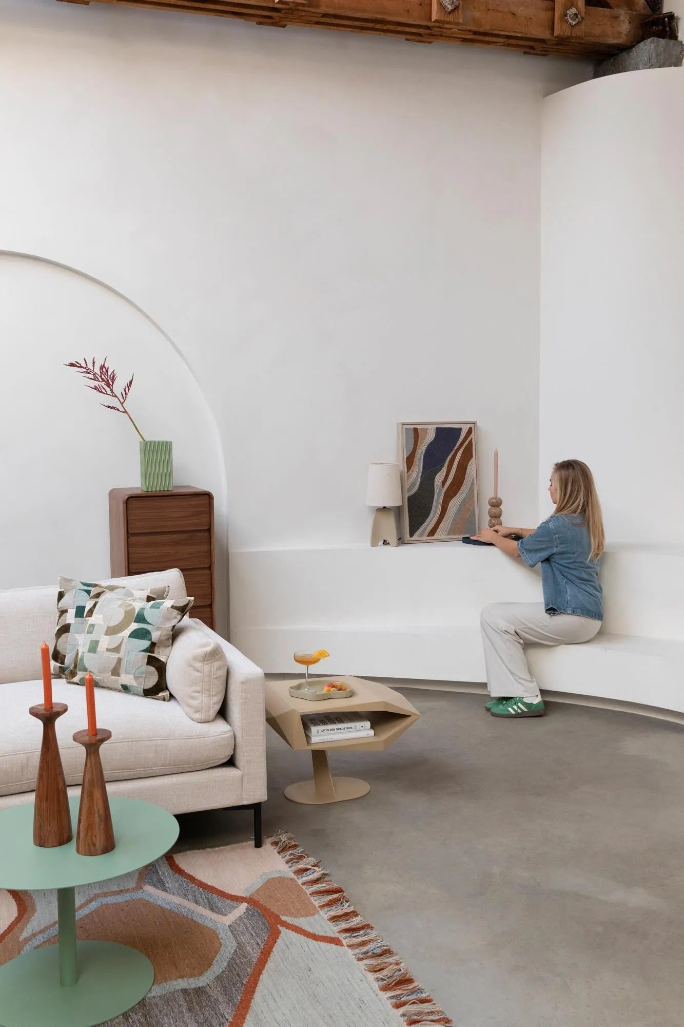 Der Beistelltisch North von Zuiver: Modernes Design trifft auf Funktionalität, inspiriert von Amsterdams Eye Film Museum.