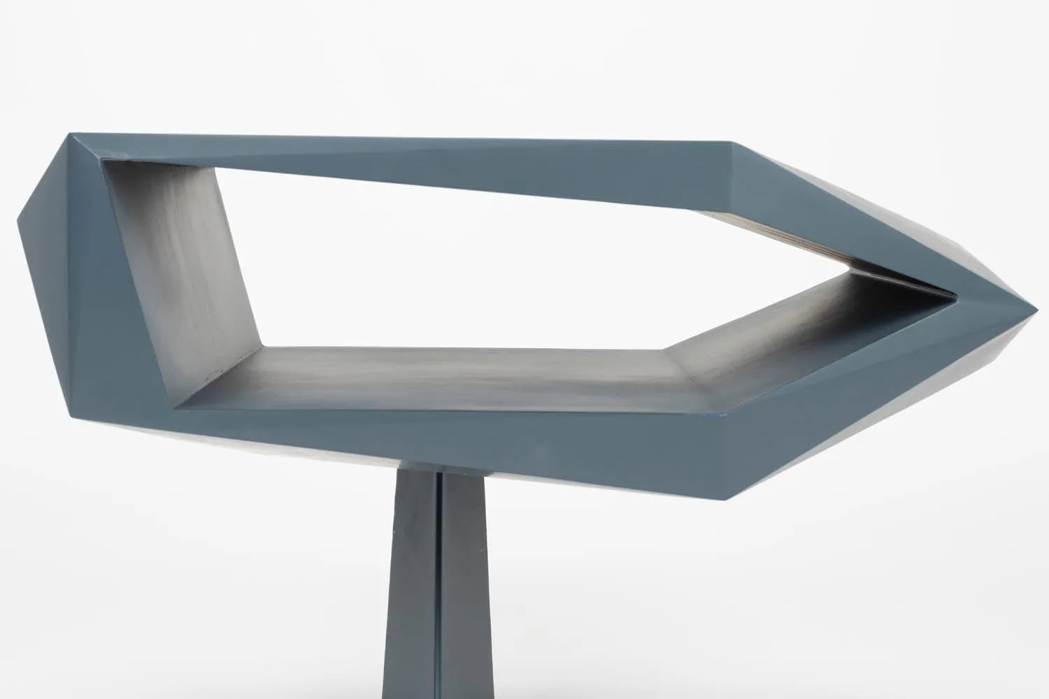 Der Beistelltisch North von Zuiver: Modernes Design trifft auf Funktionalität, inspiriert von Amsterdams Eye Film Museum.