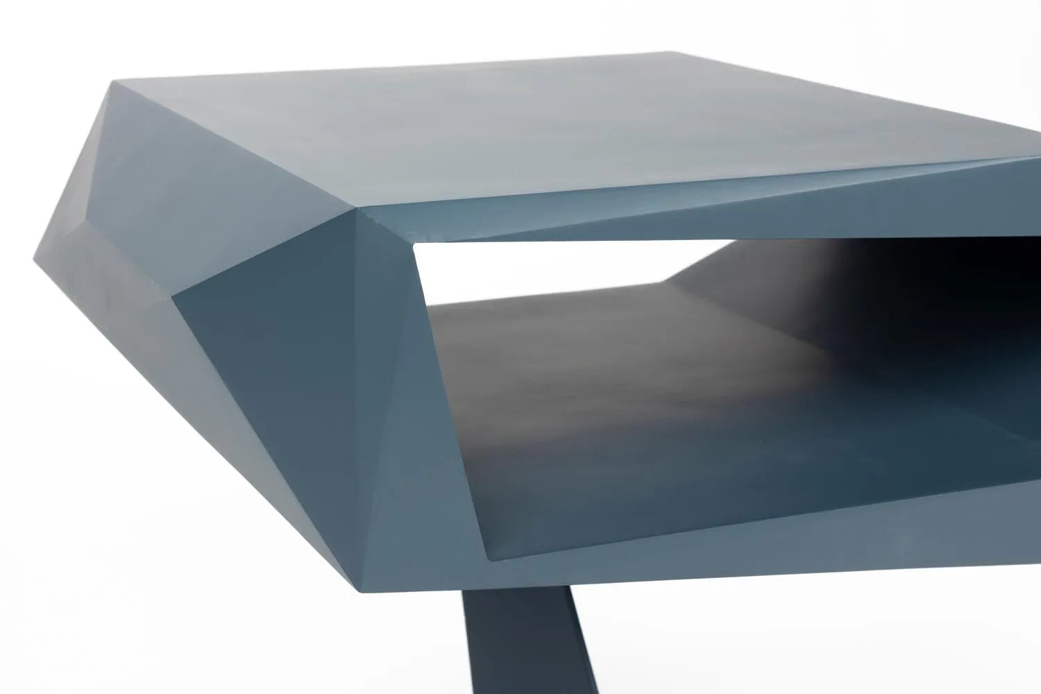 Der Beistelltisch North von Zuiver: Modernes Design trifft auf Funktionalität, inspiriert von Amsterdams Eye Film Museum.