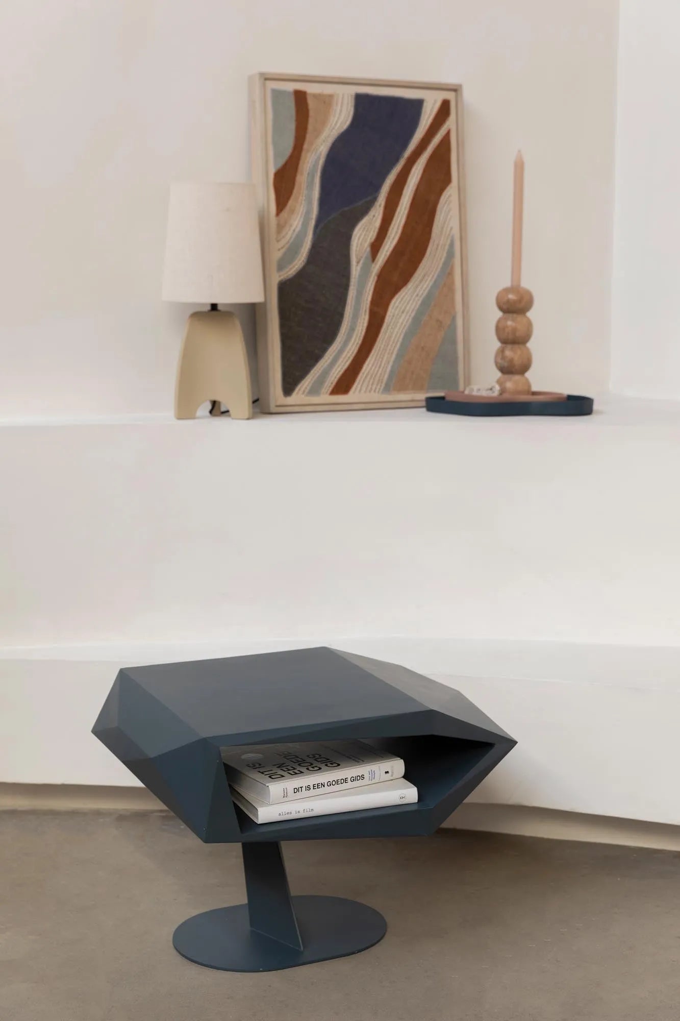 Der Beistelltisch North von Zuiver: Modernes Design trifft auf Funktionalität, inspiriert von Amsterdams Eye Film Museum.