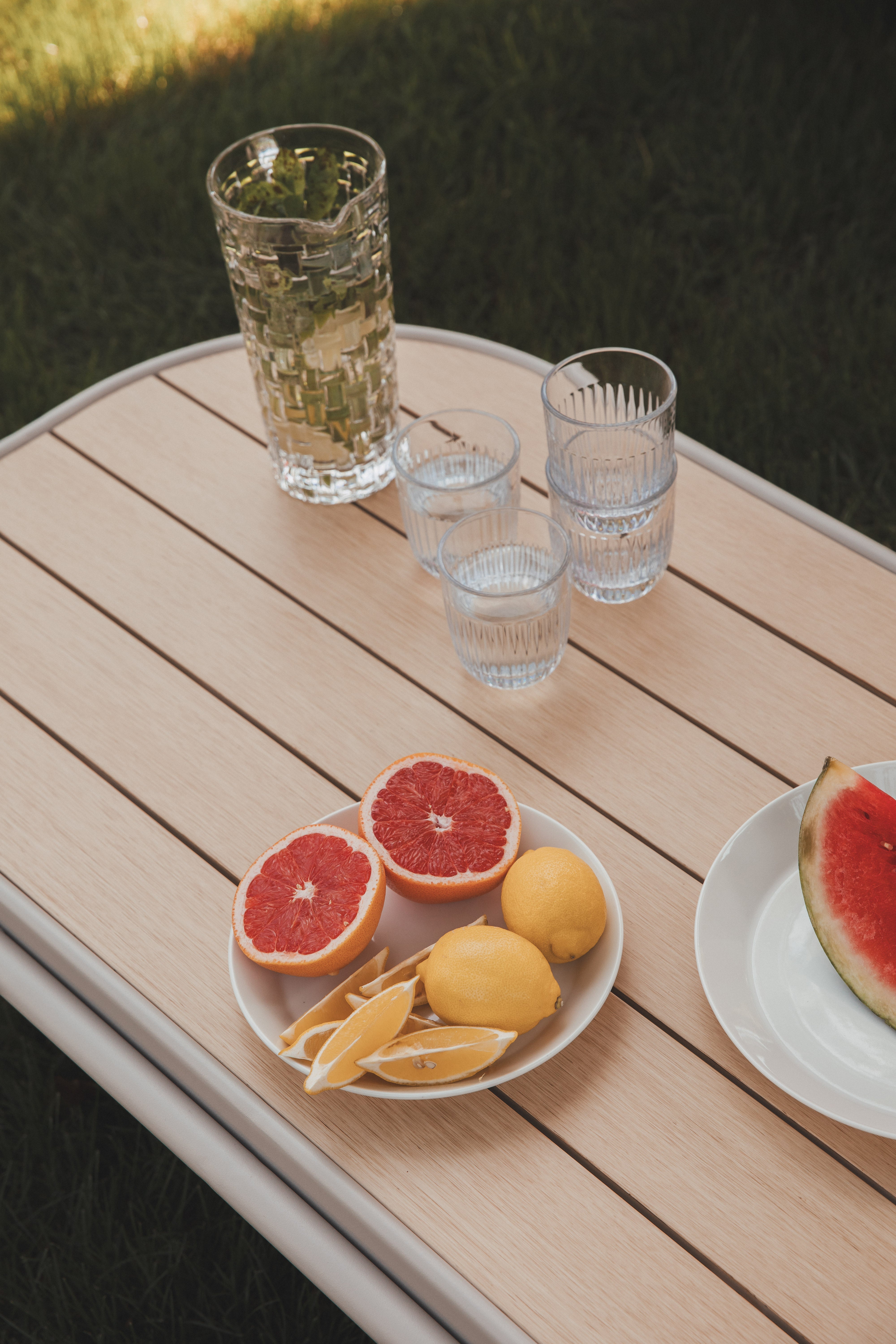 Modernes Outdoor-Möbelset von Zuiver mit klaren Linien, robusten Materialien und flexibler Anordnung, ideal für gemütliche Stunden im Garten oder auf der Terrasse.