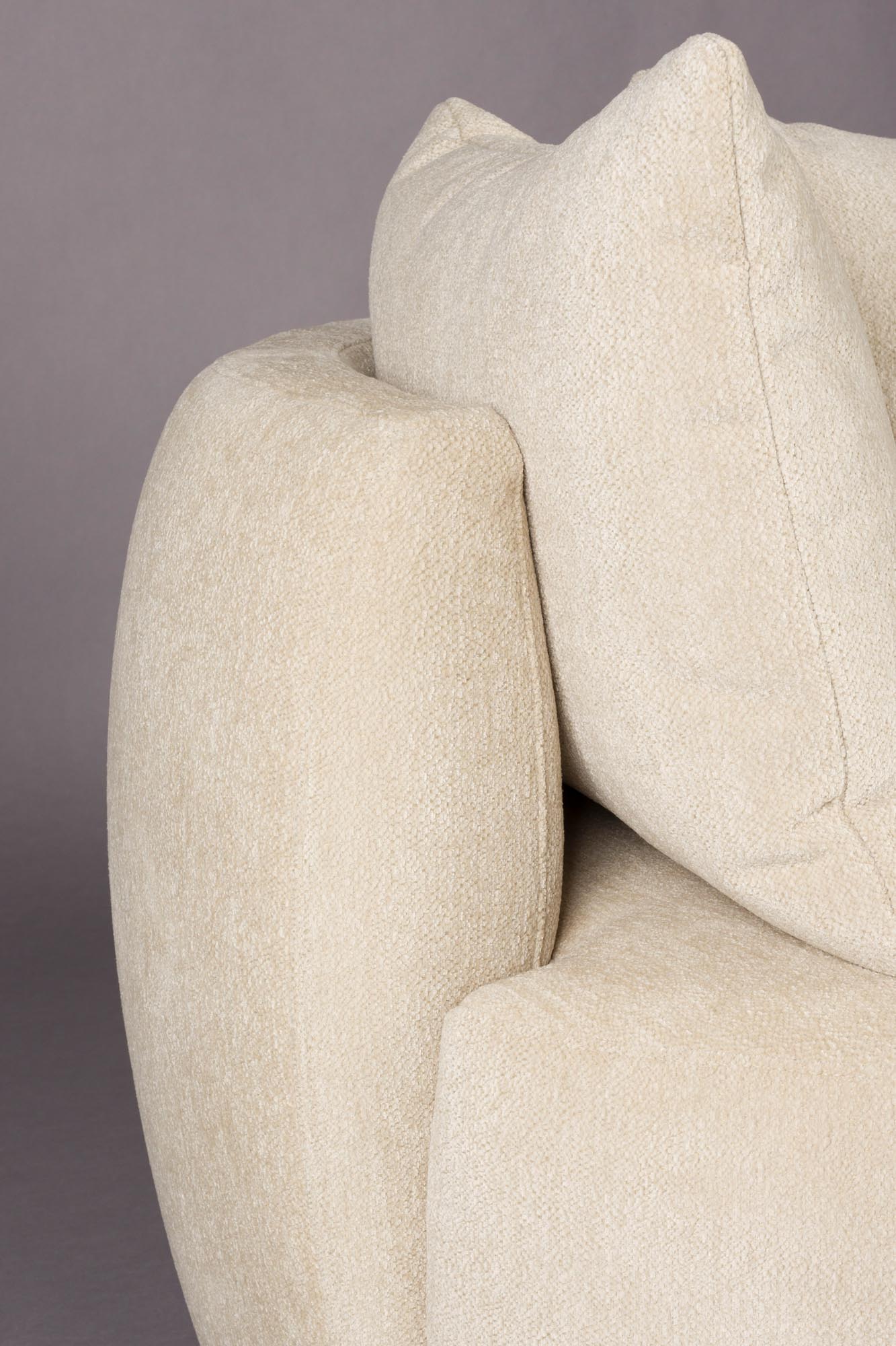 Das Dutchbone Rocca Sofa 4.5-Sitzer bietet elegantes Design, großzügigen Komfort und ist ideal für moderne Wohnräume.