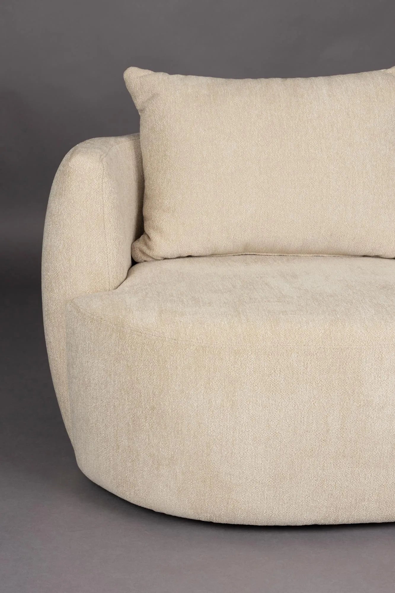 Der Rocca Lounge Stuhl von Dutchbone vereint organische Eleganz und Komfort, inspiriert von der Natur, in einem stilvollen Design.
