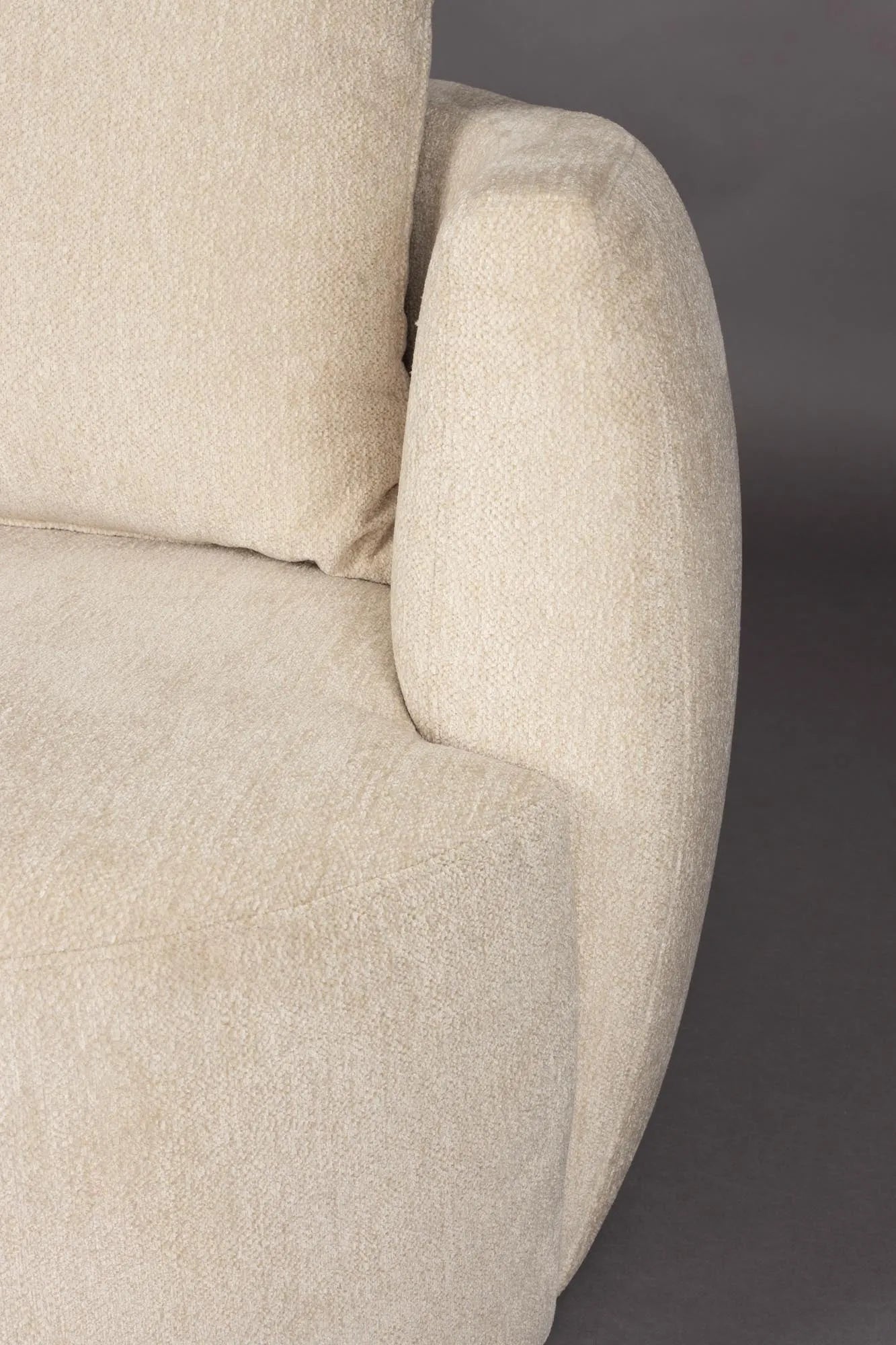 Der Rocca Lounge Stuhl von Dutchbone vereint organische Eleganz und Komfort, inspiriert von der Natur, in einem stilvollen Design.