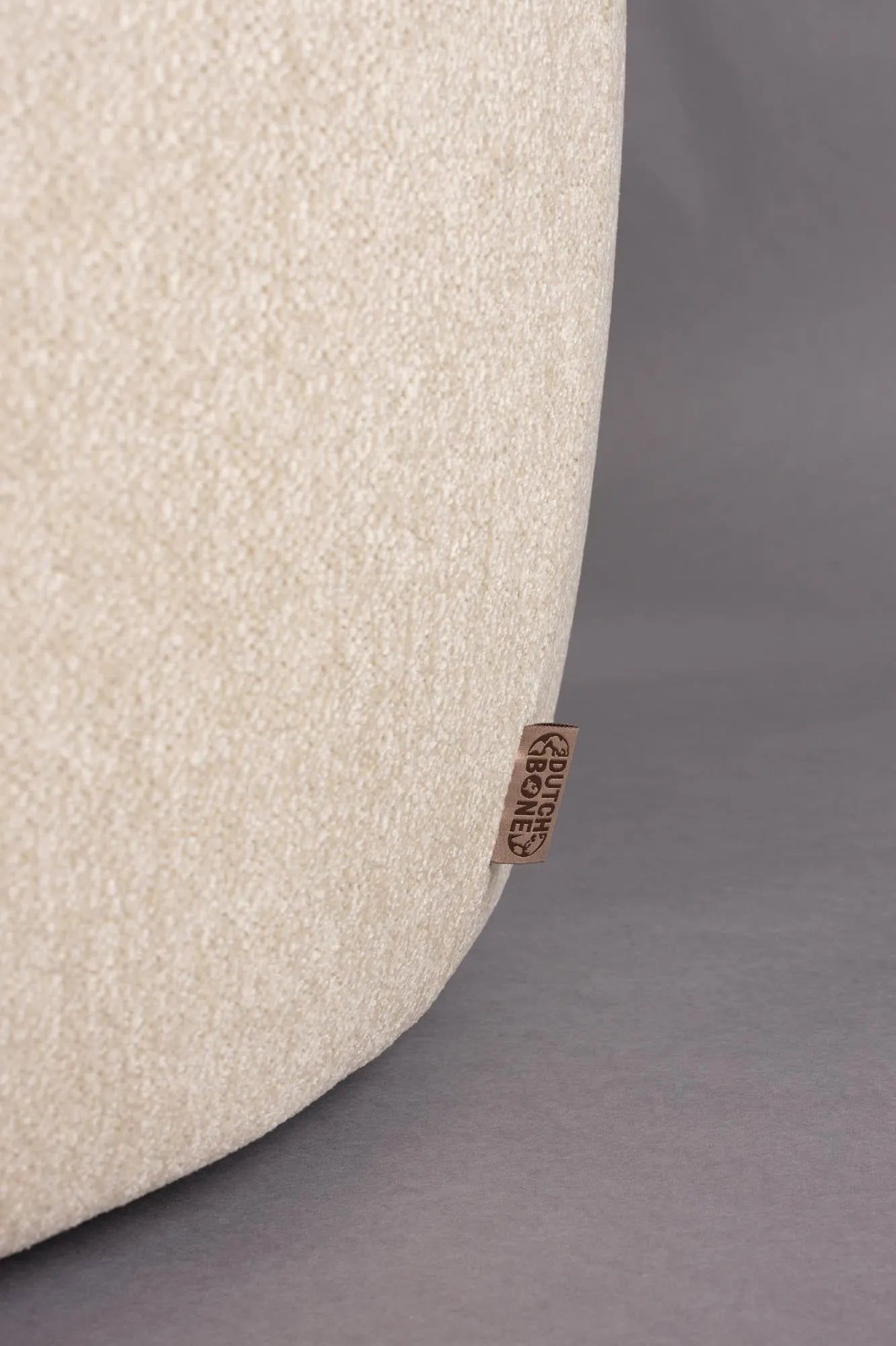Der Rocca Lounge Stuhl von Dutchbone vereint organische Eleganz und Komfort, inspiriert von der Natur, in einem stilvollen Design.