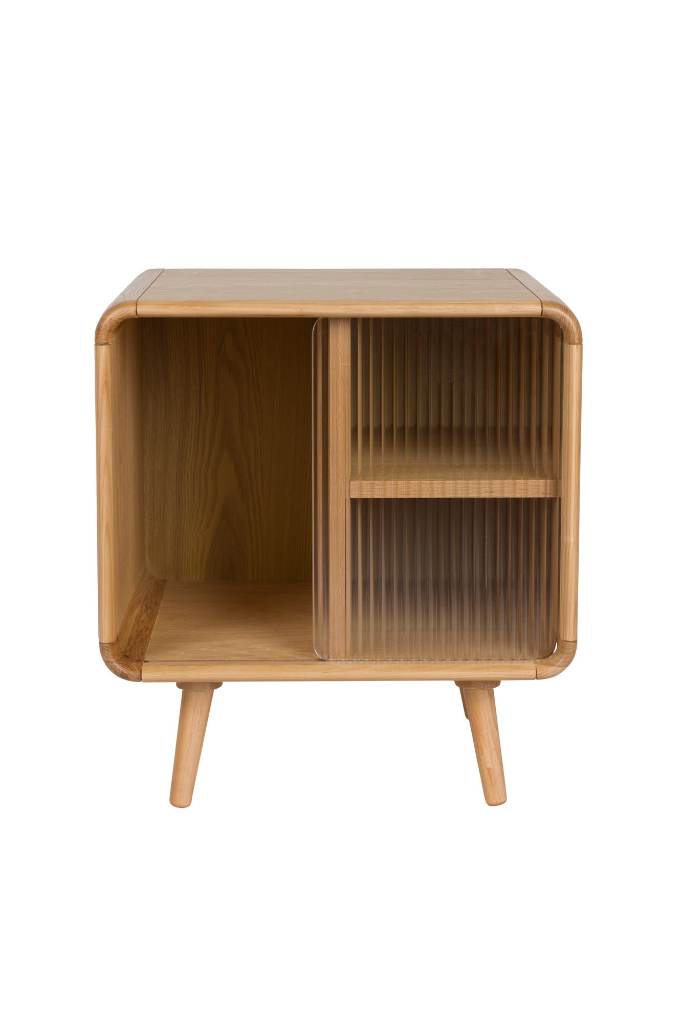 Der Beistelltisch Rise von Zuiver vereint modernes Design mit Funktionalität, besticht durch geriffelte Glasschiebetür und edle Holzvarianten.