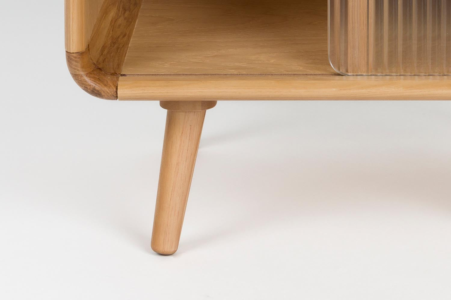 Eleganter Beistelltisch aus Holz und Metall, perfekt als Nachttisch. Zeitloses Design, funktional und hochwertig gefertigt.