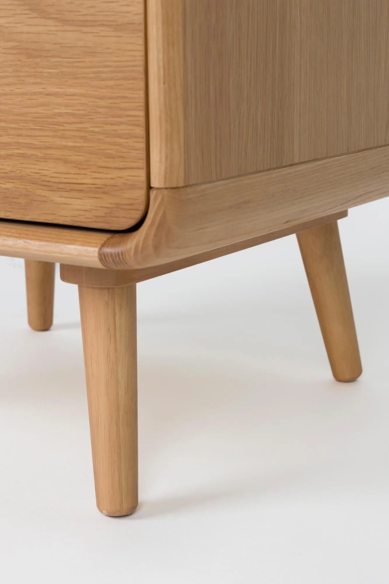 Das Cabinet Rise von Zuiver: Elegantes Eschenholz-Design mit geriffelter Glasschiebetür, vielseitig als Schrank oder Kommode.