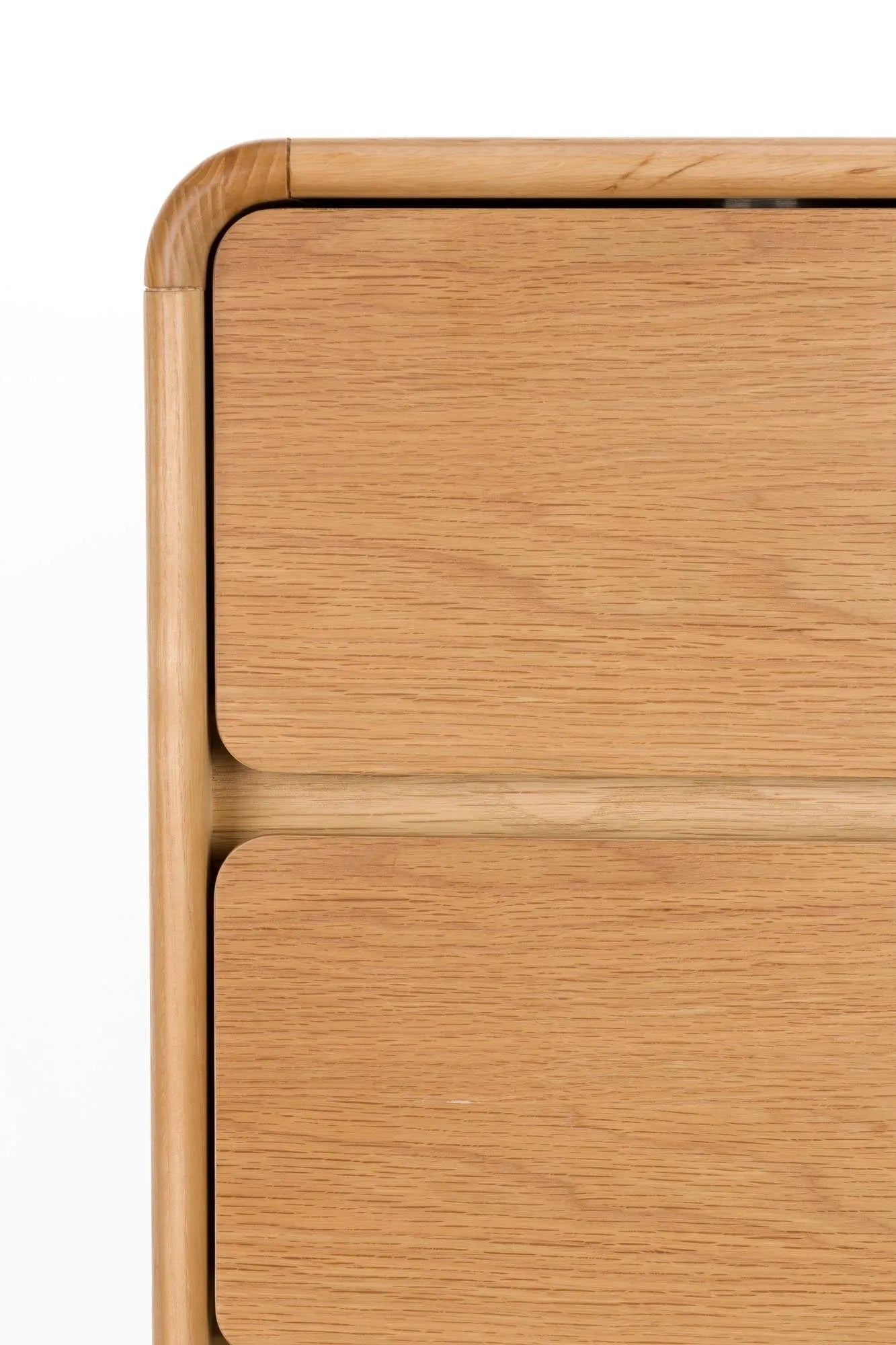 Das Cabinet Rise von Zuiver: Elegantes Eschenholz-Design mit geriffelter Glasschiebetür, vielseitig als Schrank oder Kommode.