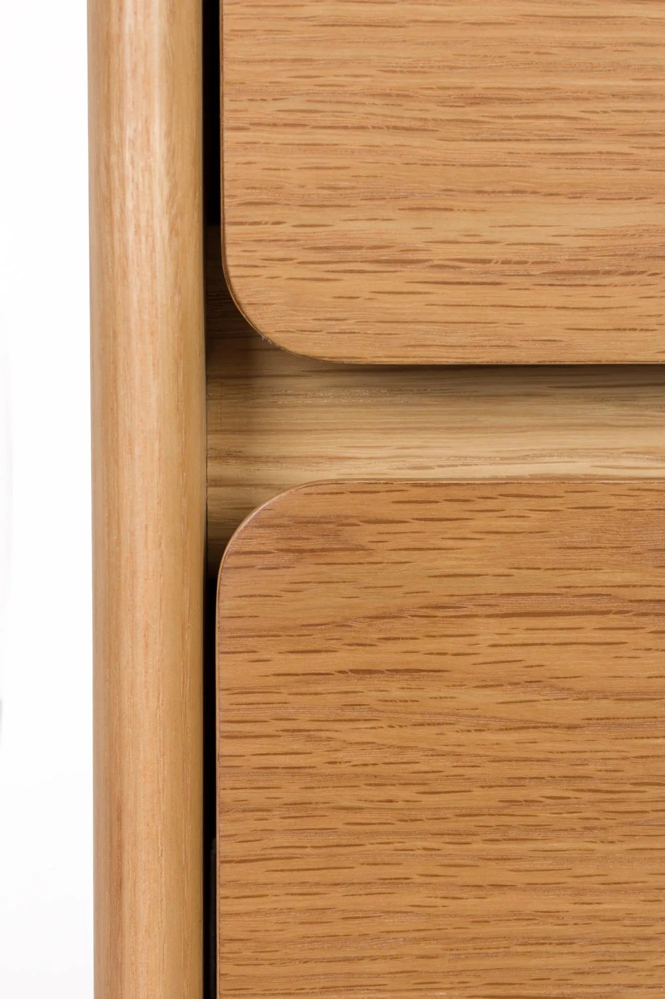 Das Cabinet Rise von Zuiver: Elegantes Eschenholz-Design mit geriffelter Glasschiebetür, vielseitig als Schrank oder Kommode.