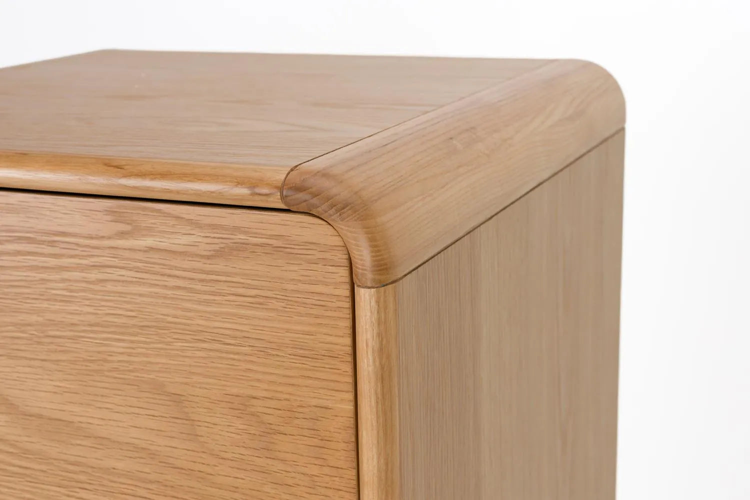 Das Cabinet Rise von Zuiver: Elegantes Eschenholz-Design mit geriffelter Glasschiebetür, vielseitig als Schrank oder Kommode.