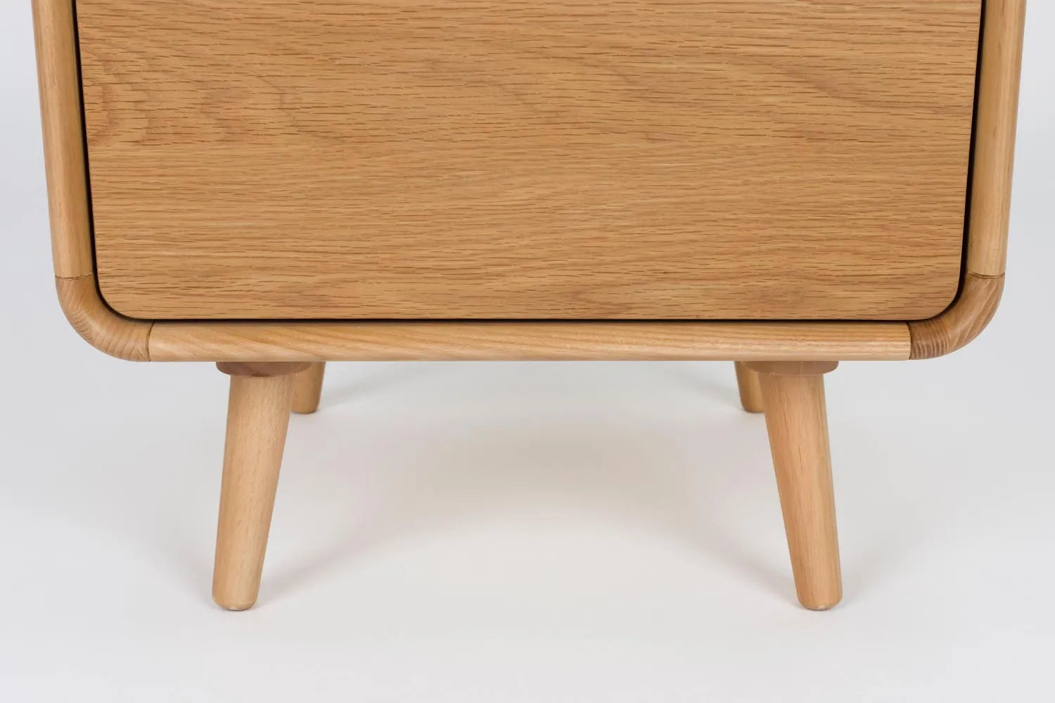 Das Cabinet Rise von Zuiver: Elegantes Eschenholz-Design mit geriffelter Glasschiebetür, vielseitig als Schrank oder Kommode.