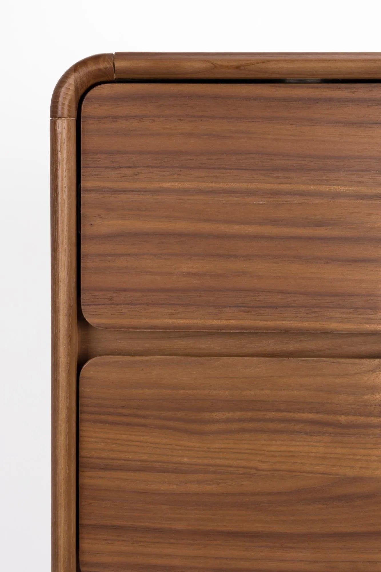 Das Cabinet Rise von Zuiver: Elegantes Eschenholz-Design mit geriffelter Glasschiebetür, vielseitig als Schrank oder Kommode.