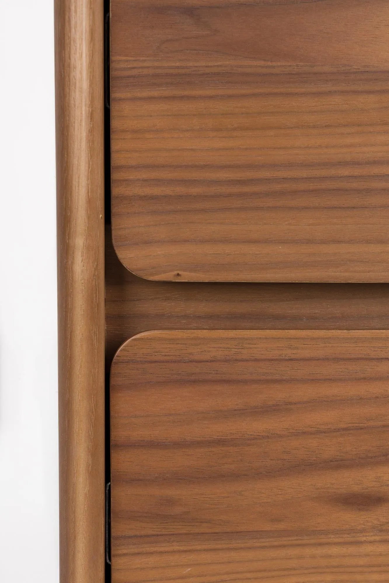 Das Cabinet Rise von Zuiver: Elegantes Eschenholz-Design mit geriffelter Glasschiebetür, vielseitig als Schrank oder Kommode.