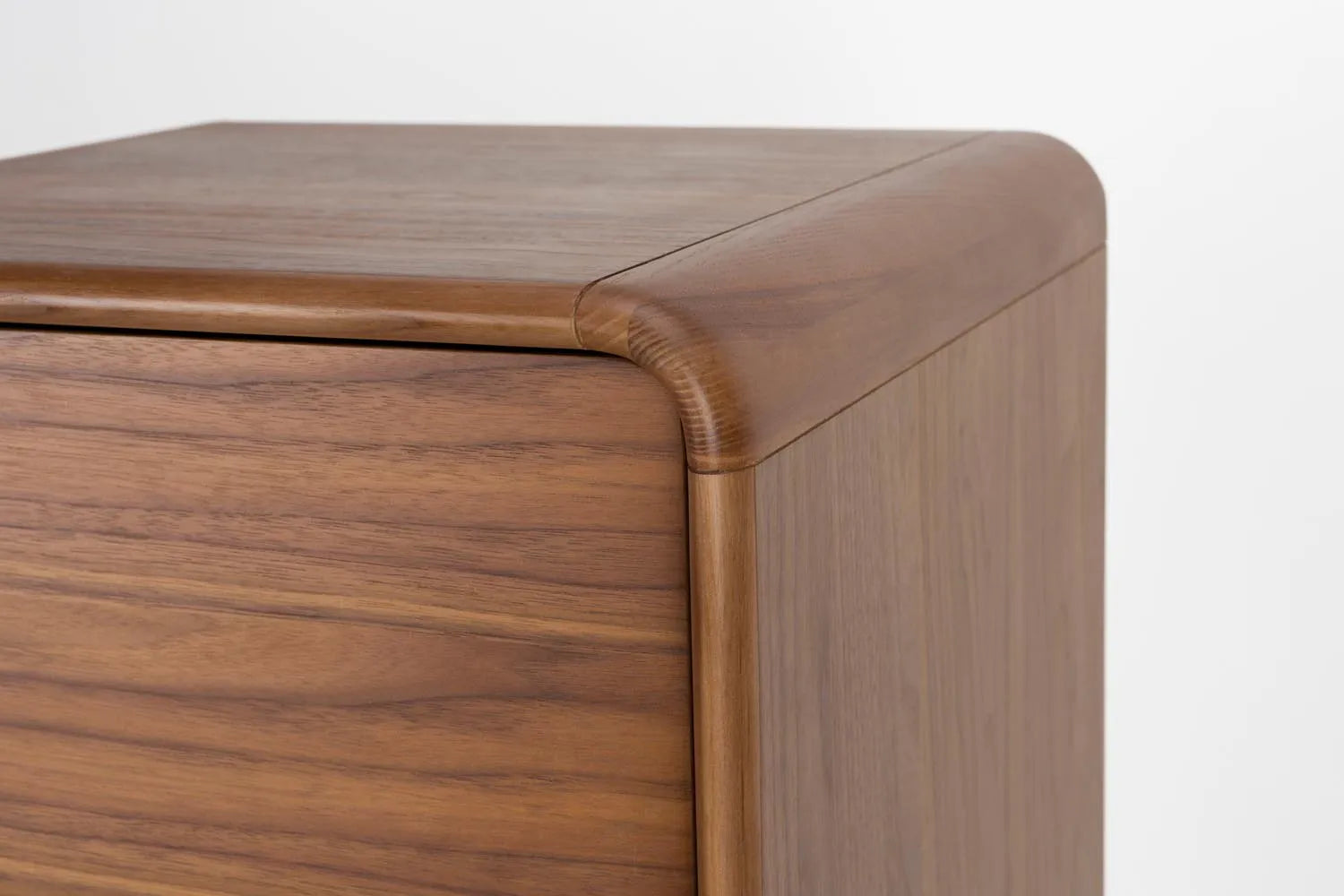 Das Cabinet Rise von Zuiver: Elegantes Eschenholz-Design mit geriffelter Glasschiebetür, vielseitig als Schrank oder Kommode.