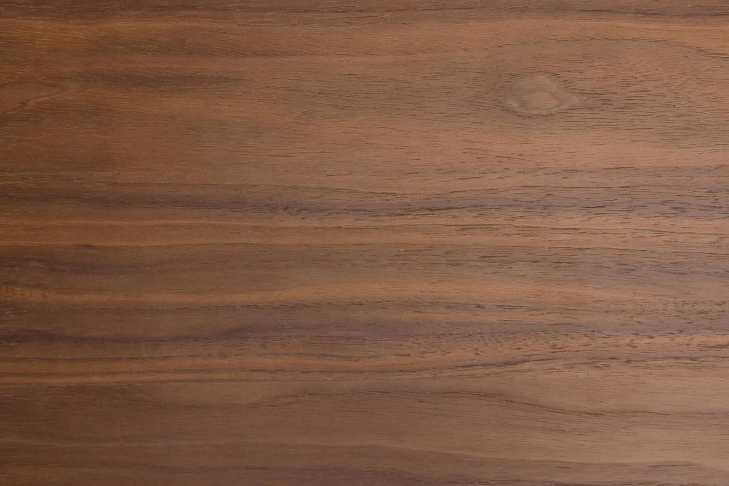 Das Cabinet Rise von Zuiver: Elegantes Eschenholz-Design mit geriffelter Glasschiebetür, vielseitig als Schrank oder Kommode.