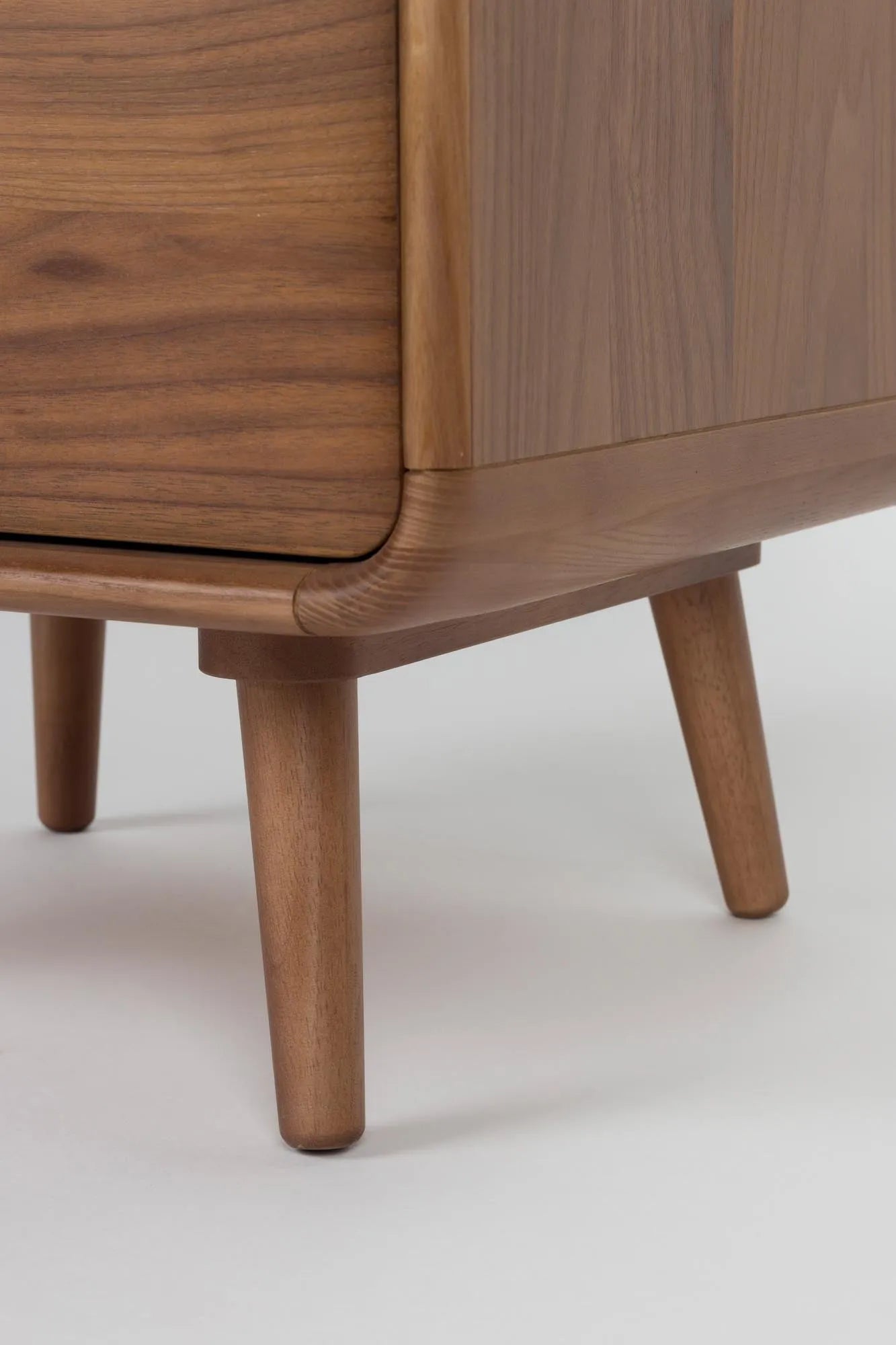 Das Cabinet Rise von Zuiver: Elegantes Eschenholz-Design mit geriffelter Glasschiebetür, vielseitig als Schrank oder Kommode.