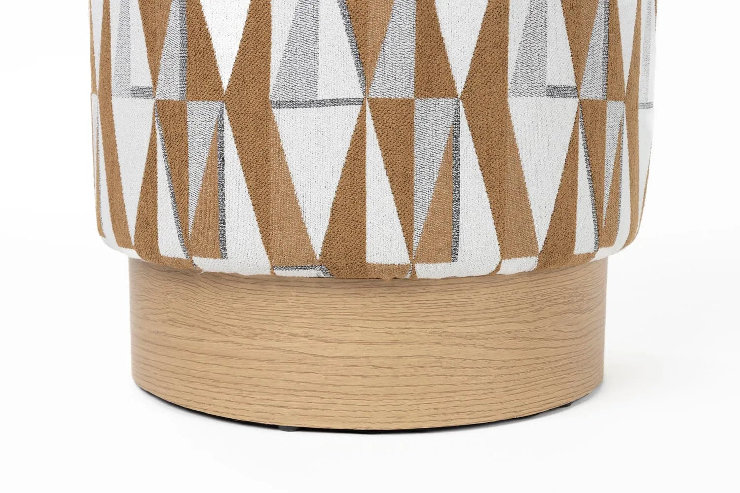 Der Hocker Ziggy vereint Eleganz und Funktionalität mit strapazierfähigem Polyesterbezug und kompaktem Design für vielseitige Nutzung.
