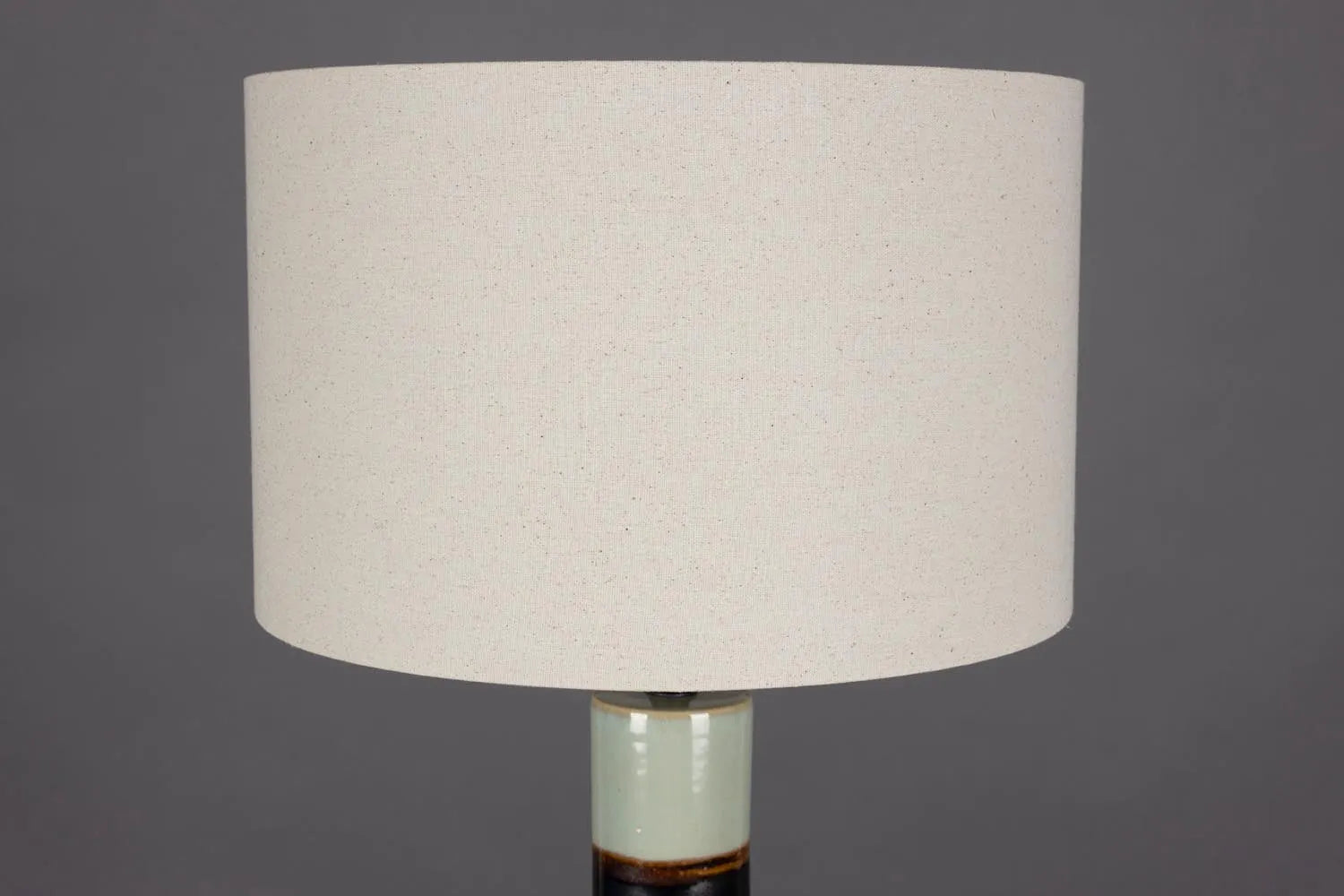 Die Stehlampe Vertigo von Dutchbone kombiniert modernes Design mit Funktionalität und verleiht jedem Raum Stil.