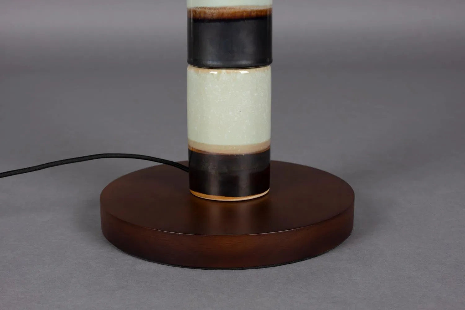 Die Stehlampe Vertigo von Dutchbone vereint modernes Design mit Funktionalität und ist perfekt für elegante Wohnräume geeignet.
