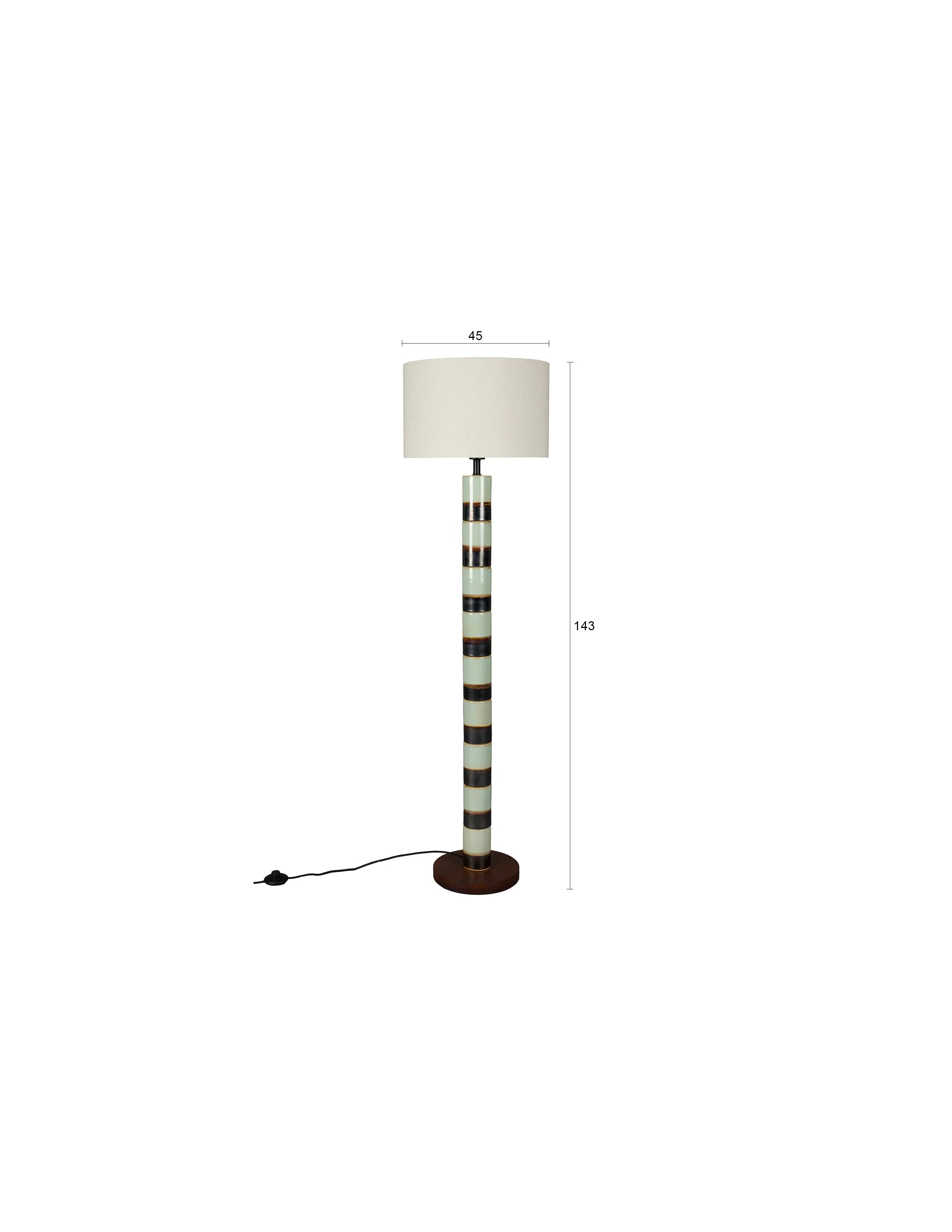 Die Stehlampe Vertigo von Dutchbone kombiniert modernes Design mit Funktionalität und verleiht jedem Raum eine stilvolle Note.