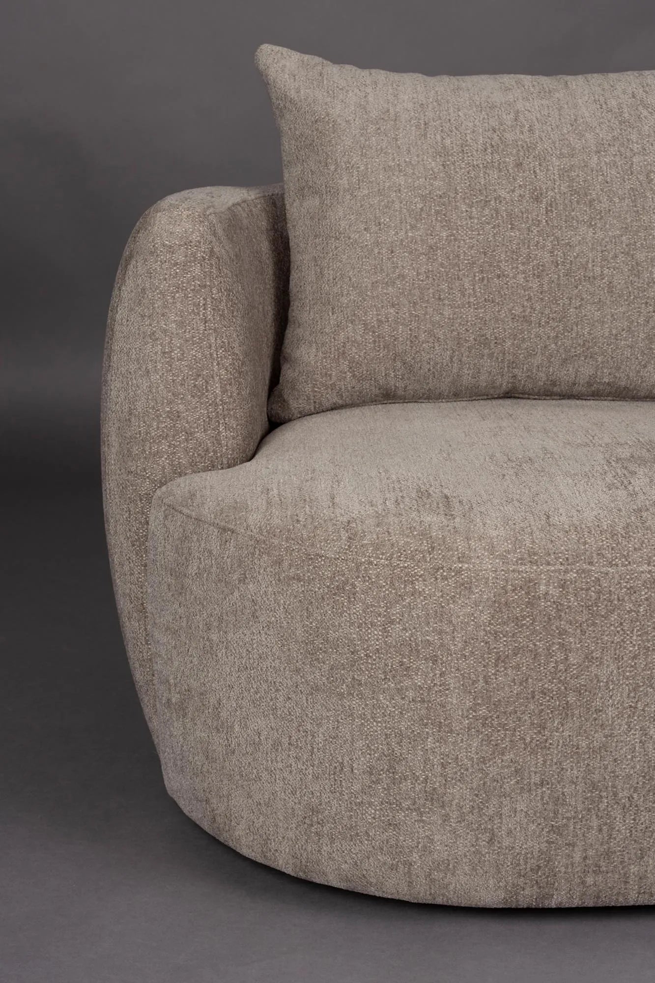 Der Rocca Lounge Stuhl von Dutchbone vereint organische Eleganz und Komfort, inspiriert von der Natur, in einem stilvollen Design.